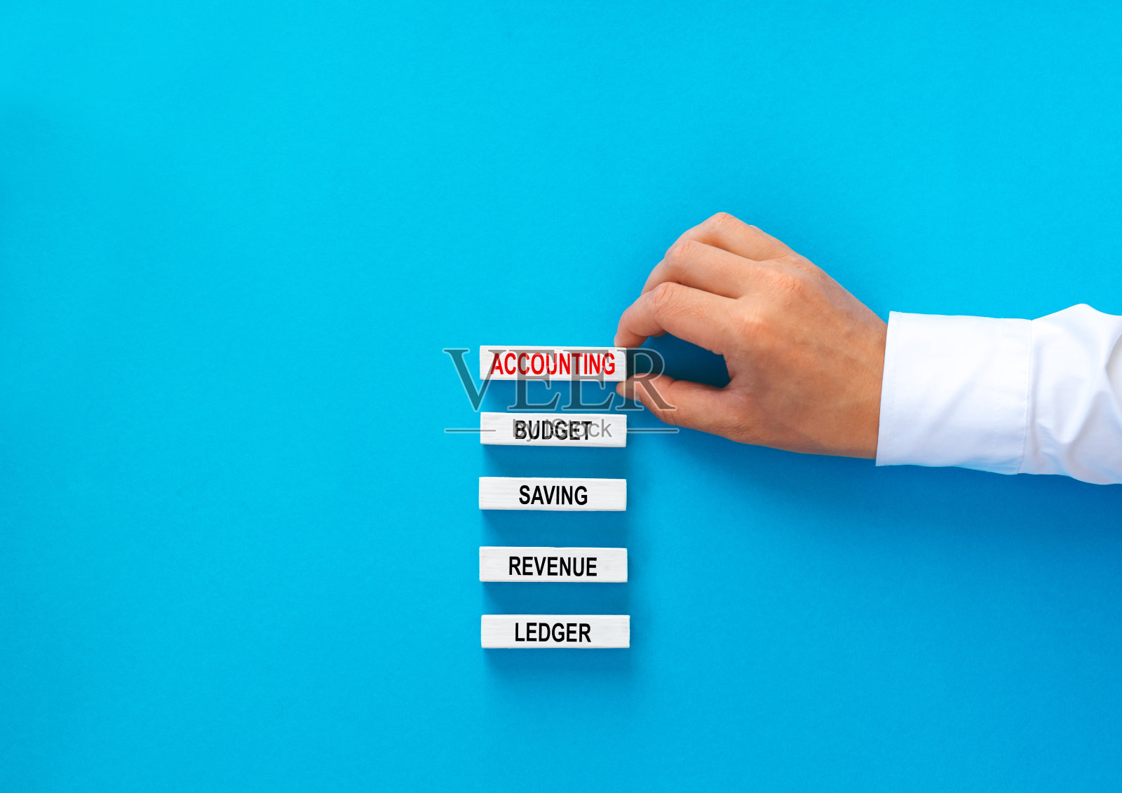 商人建筑与文本木blooks。与会计概念的基本联系。照片摄影图片