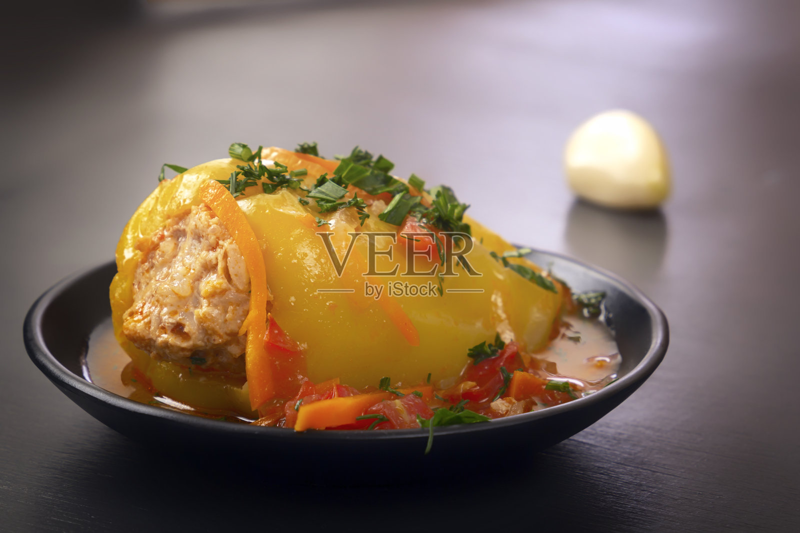 烤甜椒里塞满肉、洋葱、米饭，配以蔬菜酱、西红柿和香草。照片摄影图片