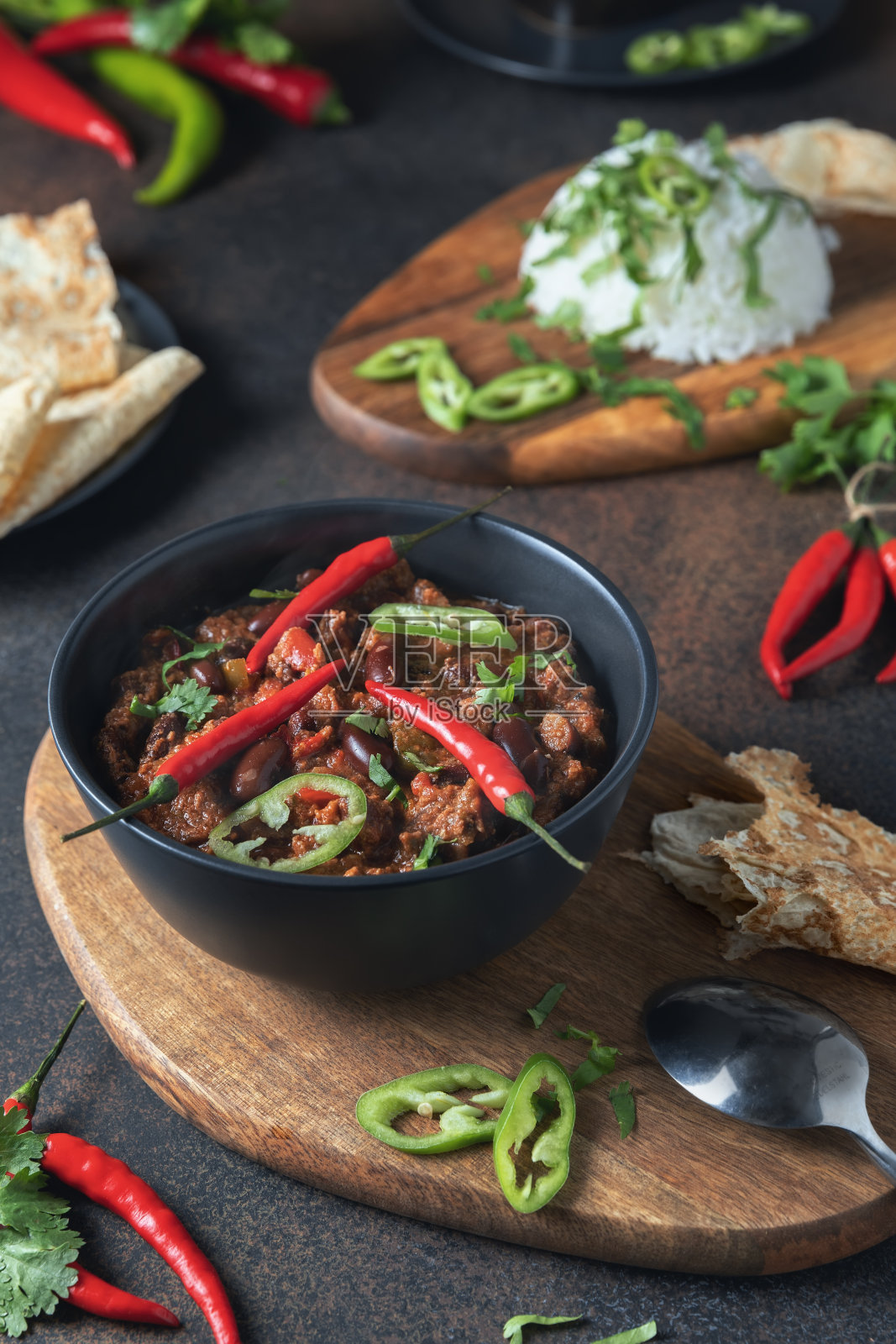 香辣牛肉配牛肉末，蔬菜，米饭。上面撒辣椒。墨西哥食物又香又辣。照片摄影图片