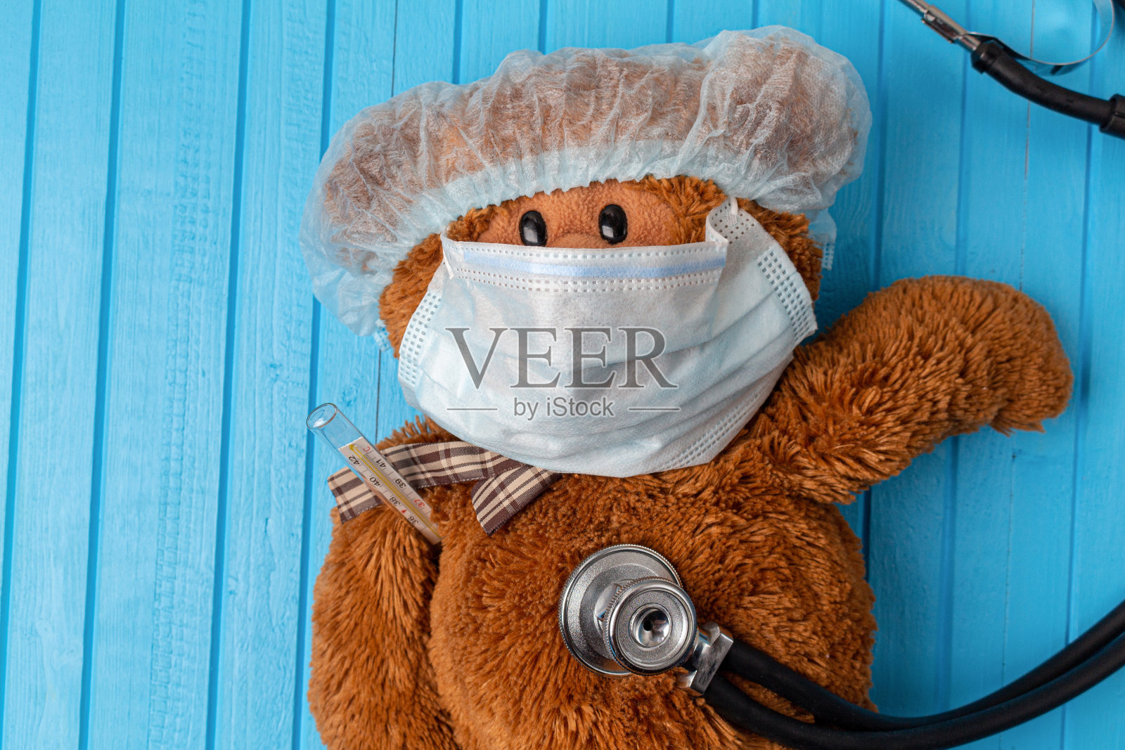 泰迪熊防护医疗口罩和听诊器照片摄影图片