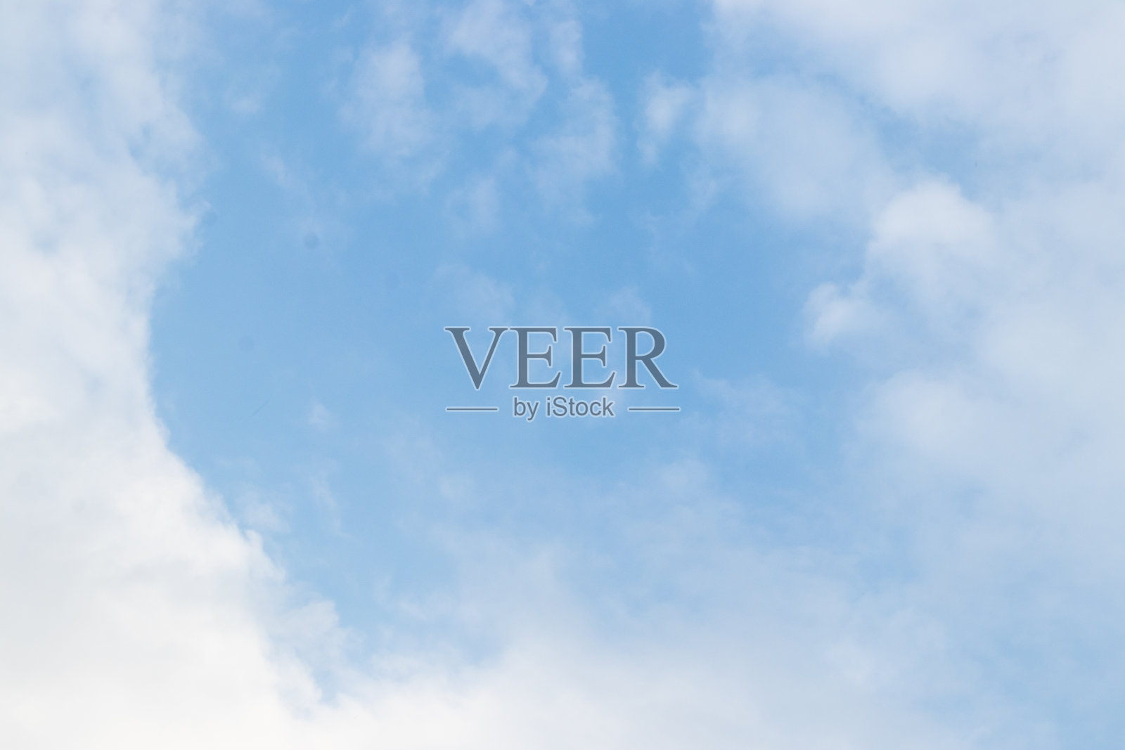 清澈的蓝天和白云的背景照片摄影图片