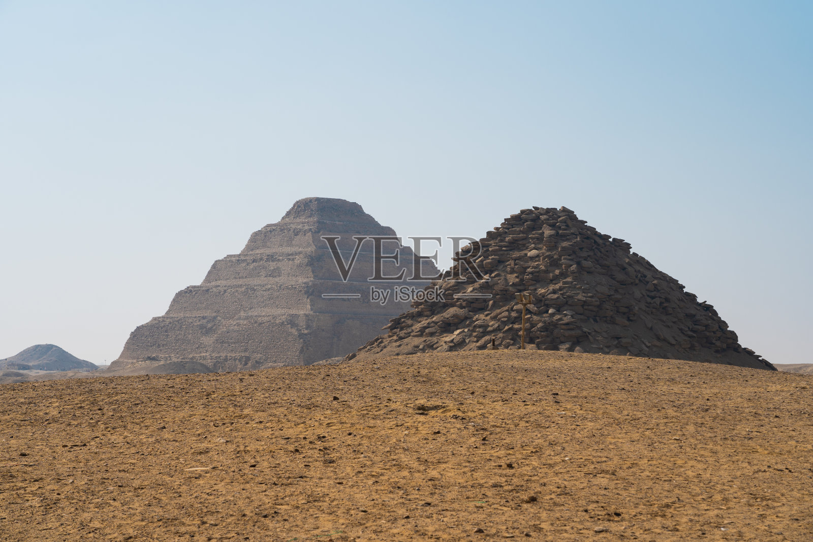 埃及塞加拉墓地的焦赛尔金字塔（阶梯金字塔）考古遗迹照片摄影图片