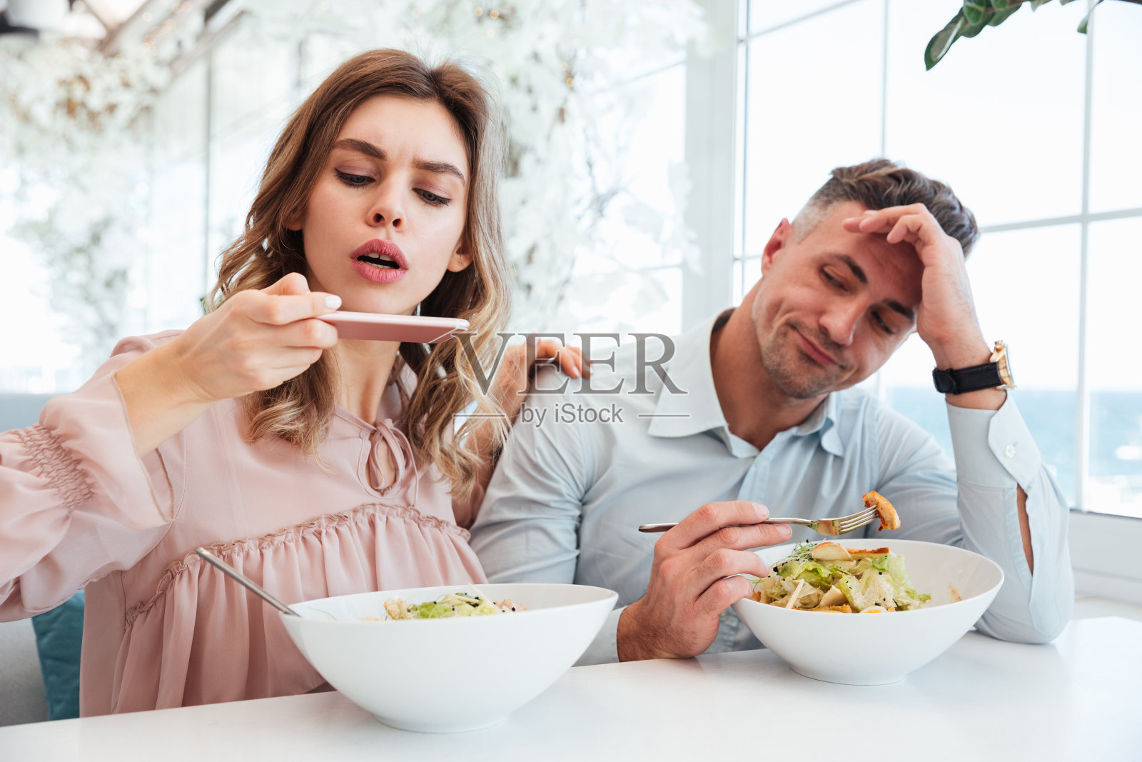 一个快乐的年轻女子拍照的肖像照片摄影图片