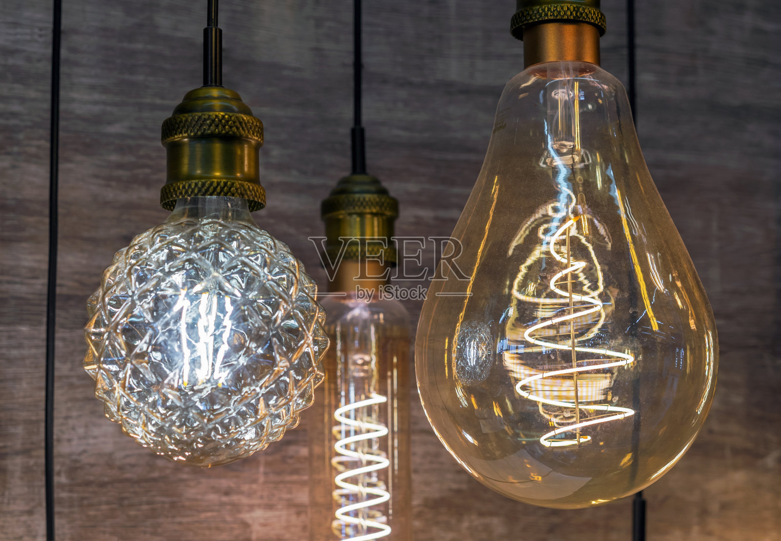 老式灯泡。爱迪生的灯在阁楼的内部。照片摄影图片