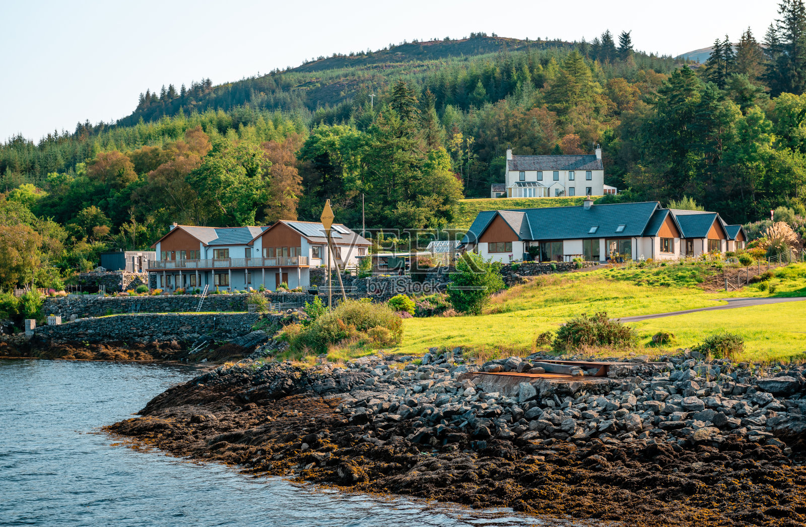位于苏格兰Corran Linnhe湖边的村庄里的Linnhe湖的房子。照片摄影图片
