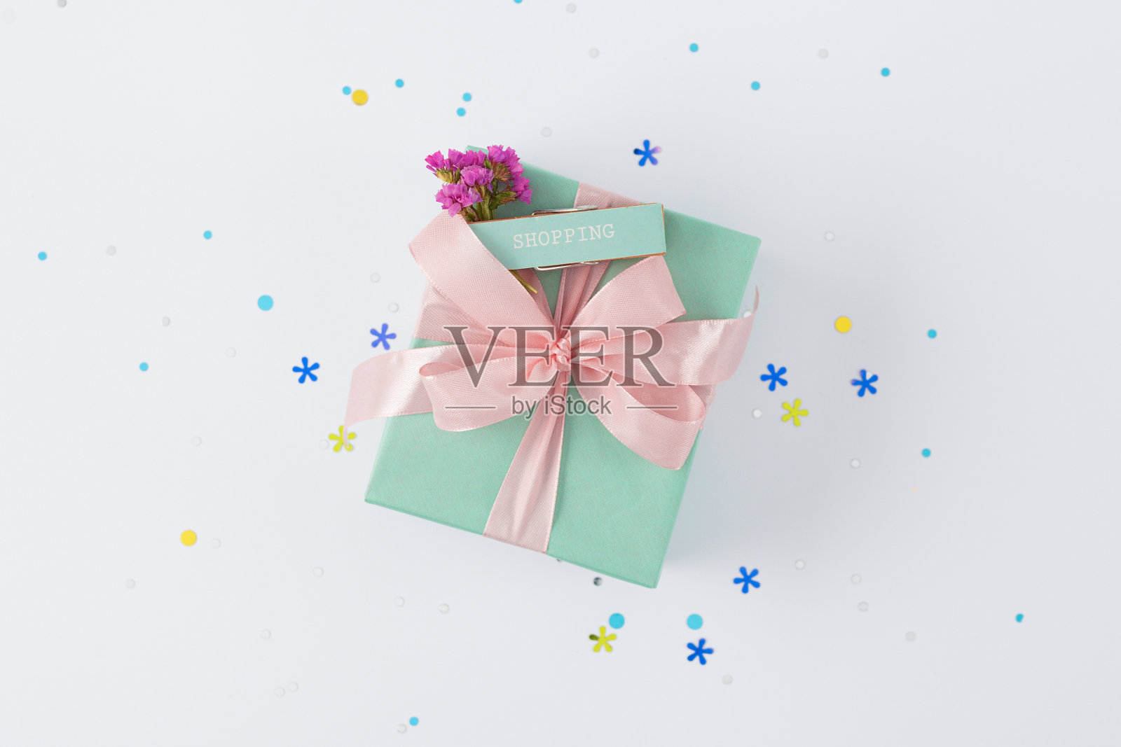 礼物与领结上白色背景俯视图购买礼物的生日周年概念照片摄影图片