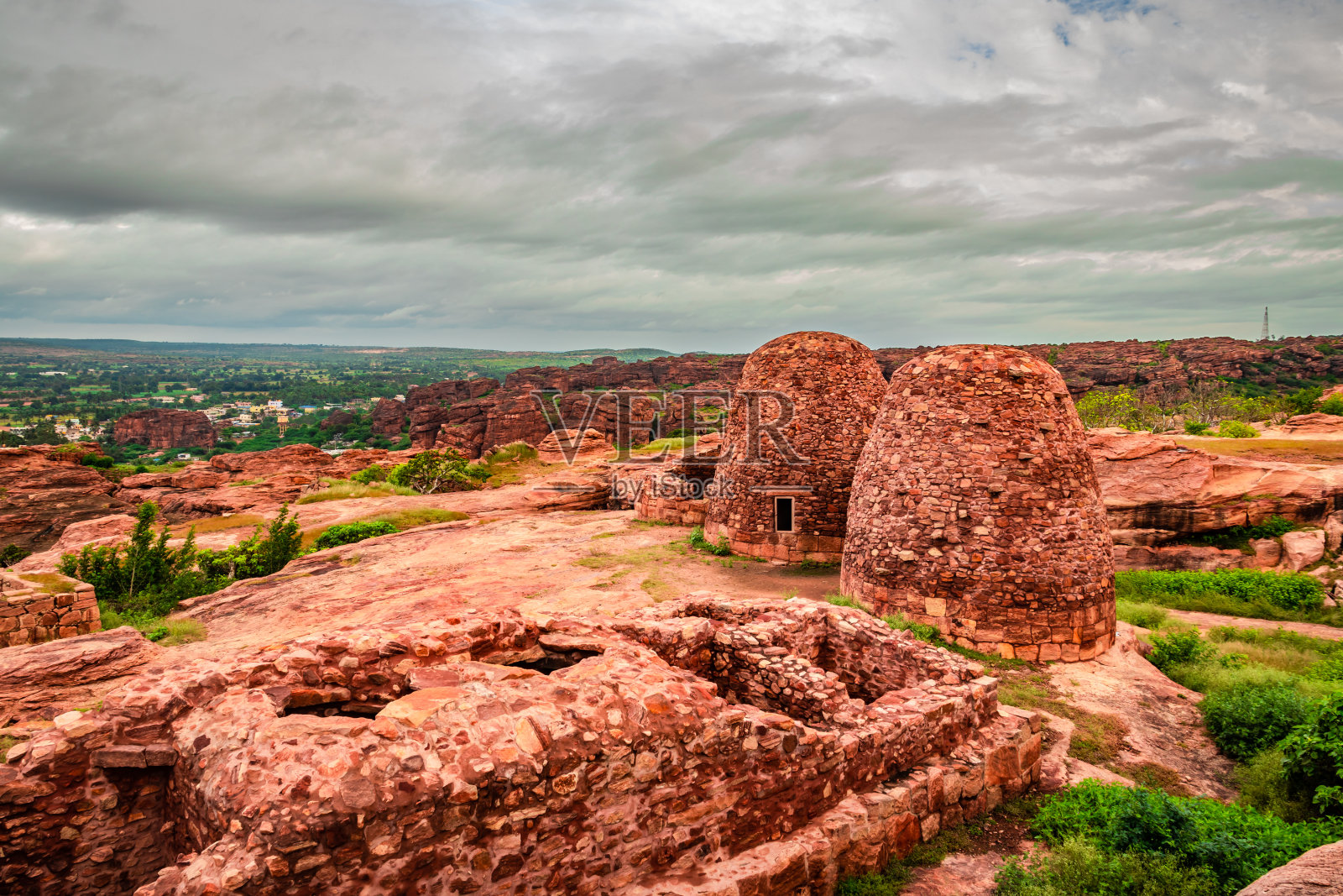古堡建筑与令人惊叹的蓝天从平角拍摄照片摄影图片