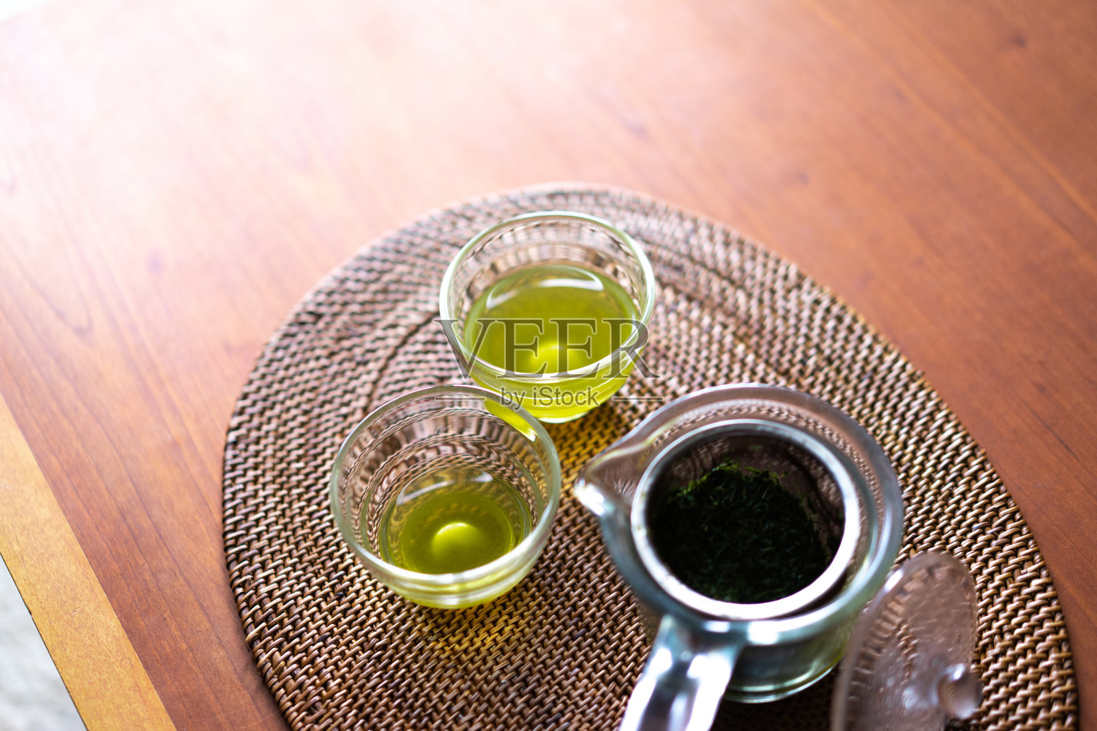 日式茶具：茶壶和两个杯子照片摄影图片