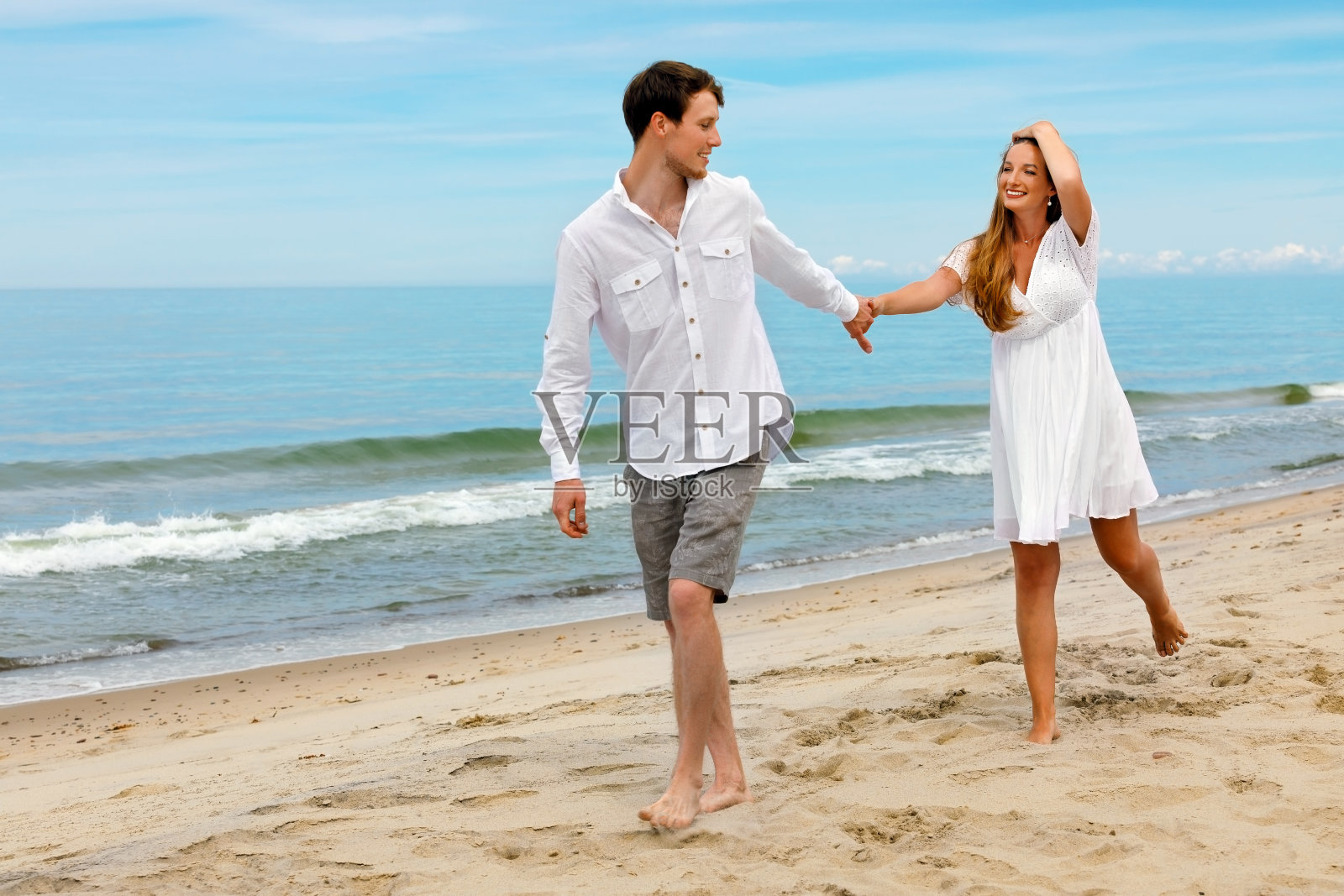 一对相爱的年轻人在海边玩得开心照片摄影图片