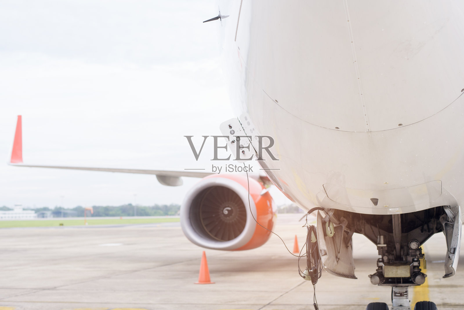 飞机正在国际机场准备起飞照片摄影图片