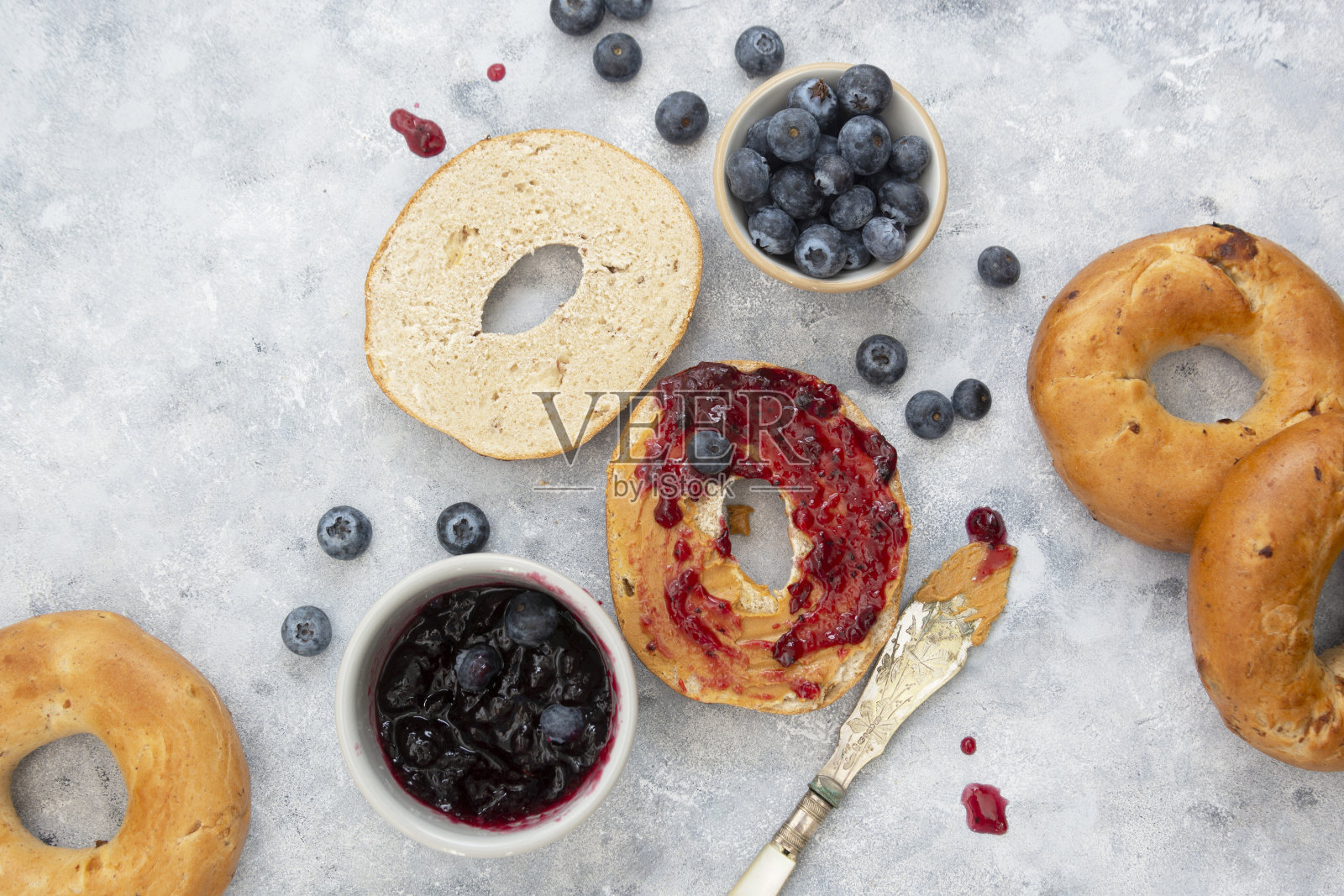 肉桂和蓝莓百吉饼，俯视图。照片摄影图片