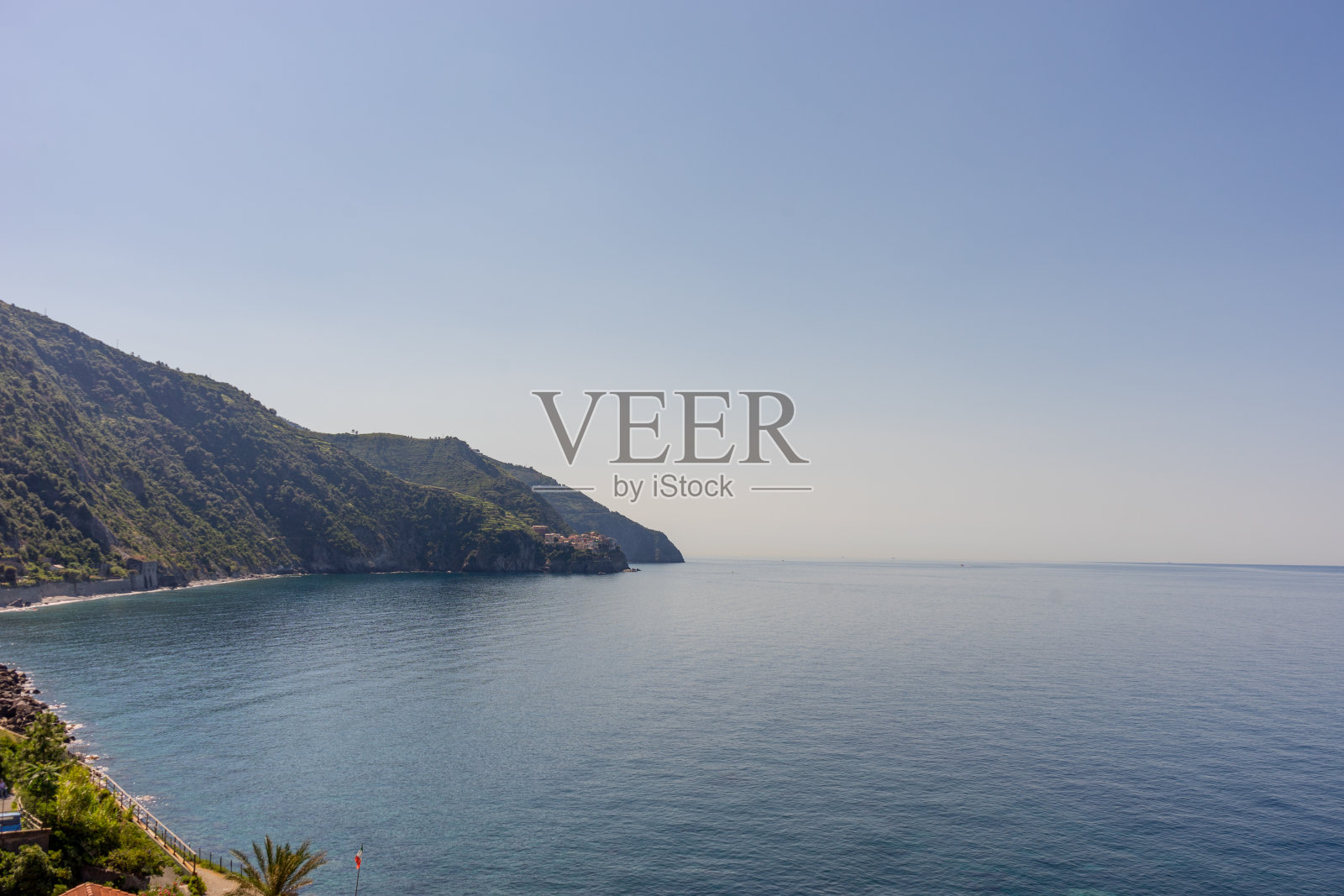 意大利科尼利亚的Cinque Terre，一个在水体中间的岛屿照片摄影图片