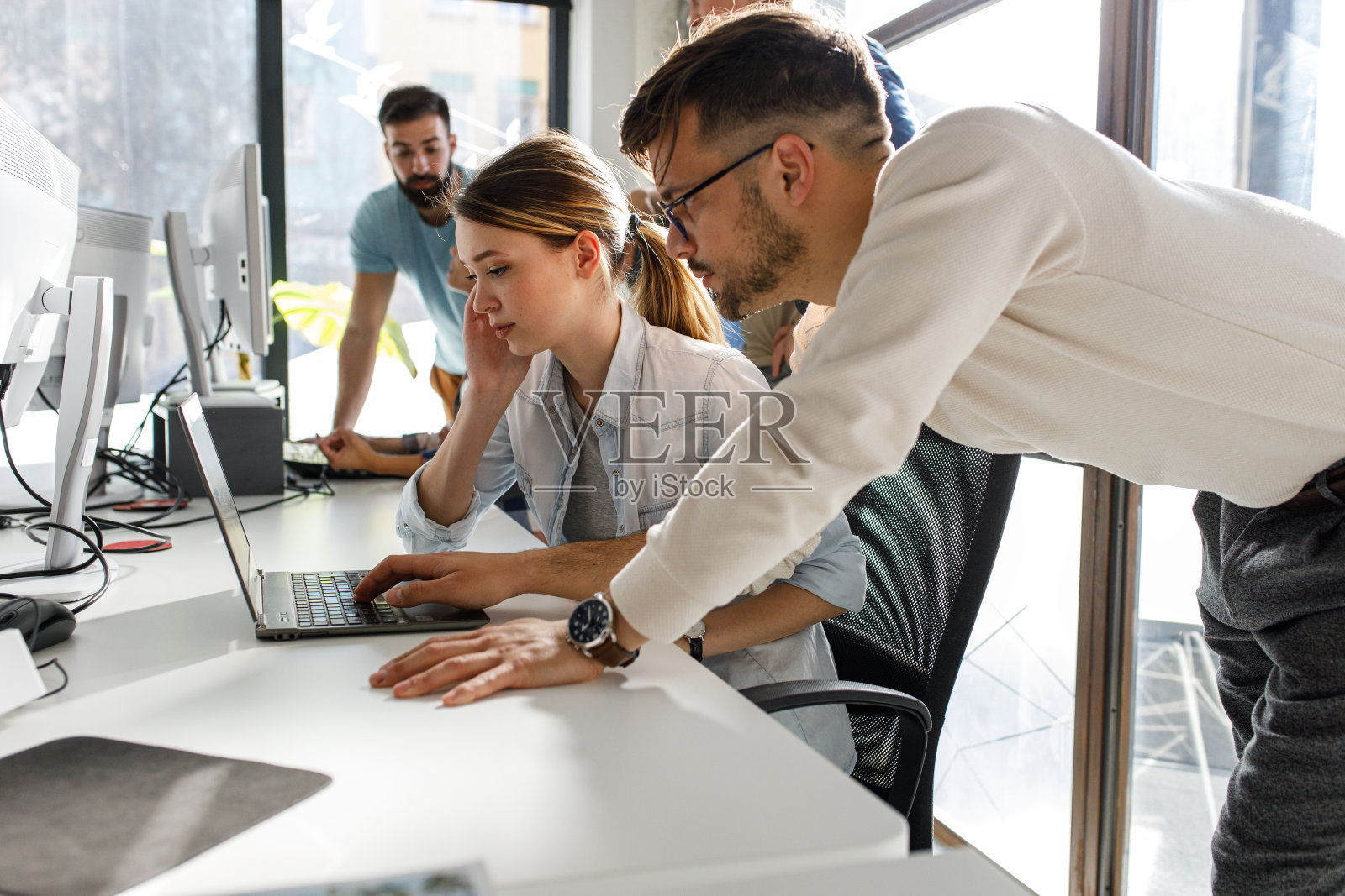 一组开始一个新项目的团队工作人员和程序员。照片摄影图片