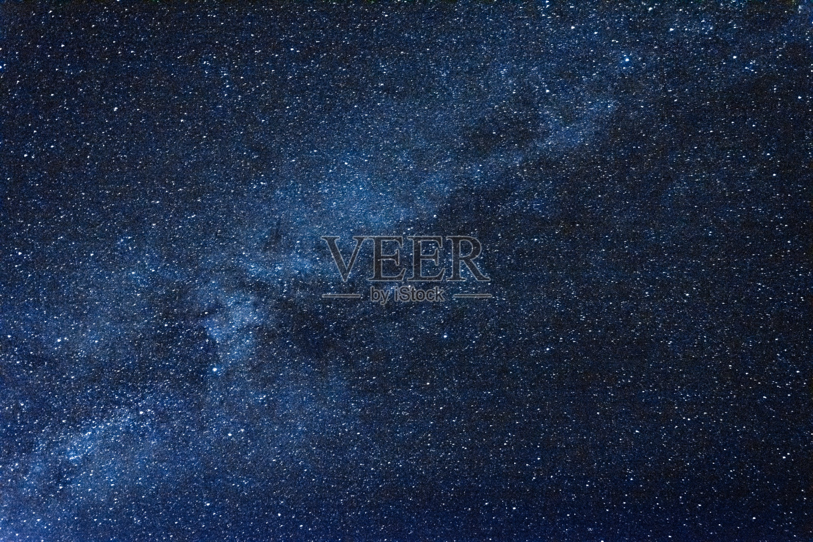 令人惊叹的湛蓝清澈的夜空，银河和大量的星星。照片摄影图片