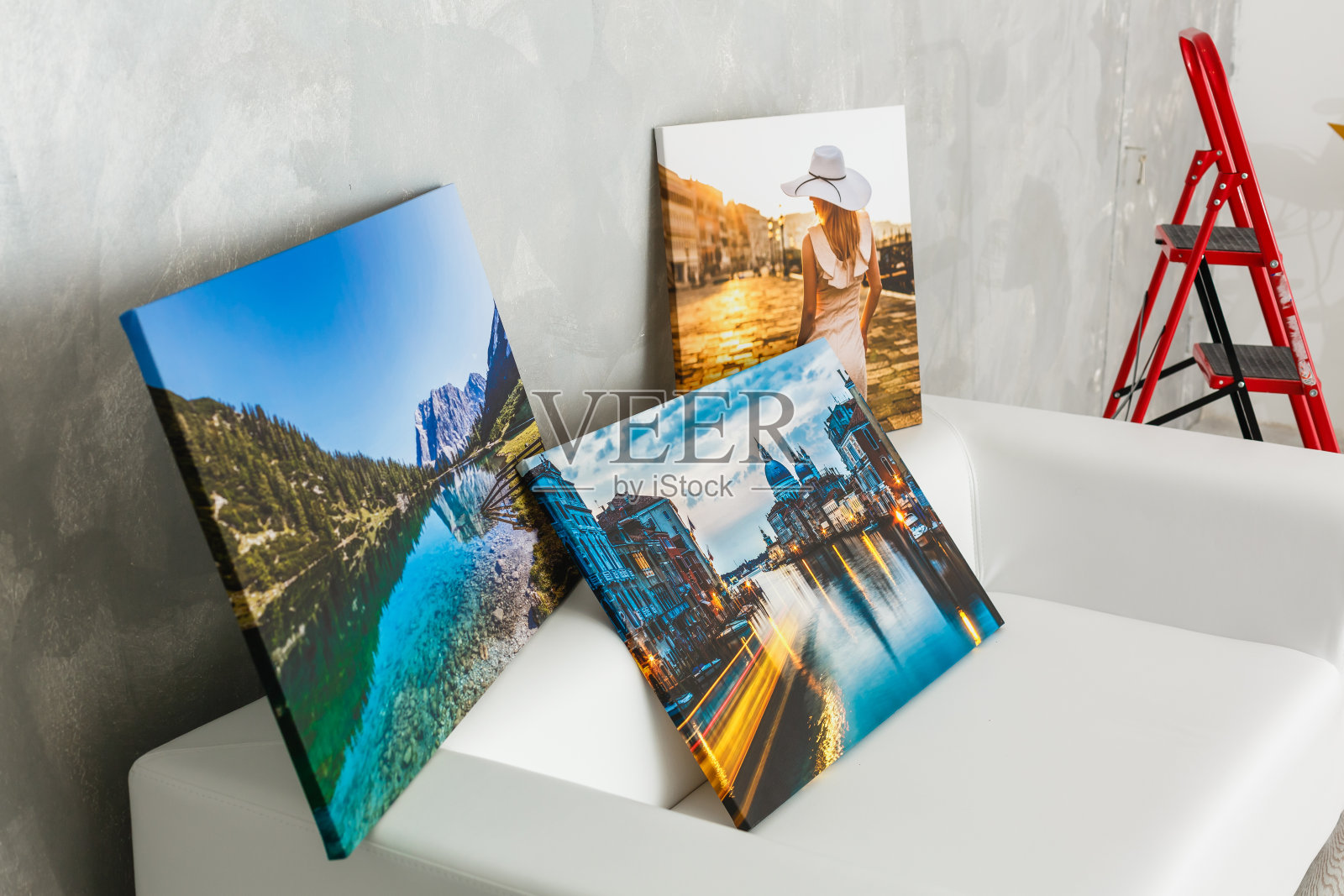 墙壁艺术帆布三部分。沙发，在室内。照片摄影图片