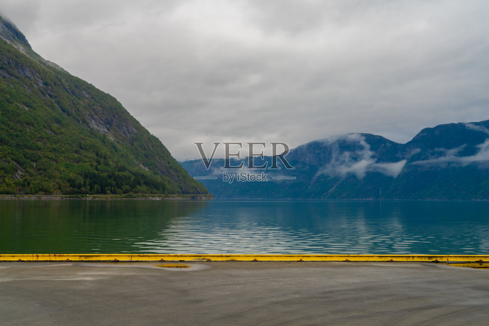 艾德峡湾(Eidfjord)，位于霍达兰(Hordaland)地区的一个挪威城镇和自治市，位于斯堪的纳维亚半岛的哈当厄峡湾(Hardangerfjorden)的内分支照片摄影图片
