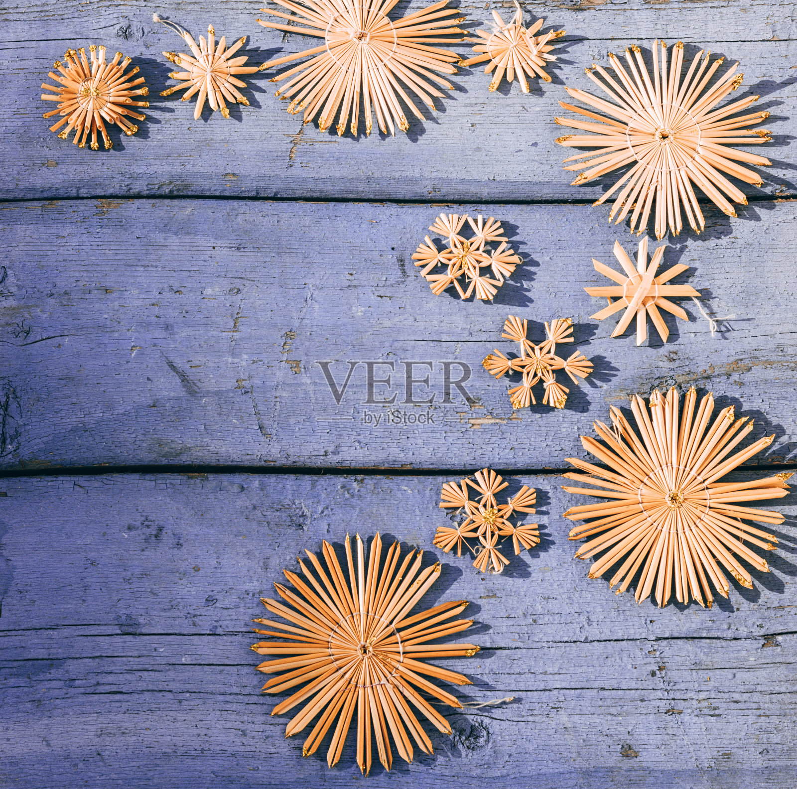 木制圣诞背景，俯视图。放置文字在新年的背景。美丽的丁香圣诞背景与手工制作的稻草圣诞树玩具和雪花。照片摄影图片