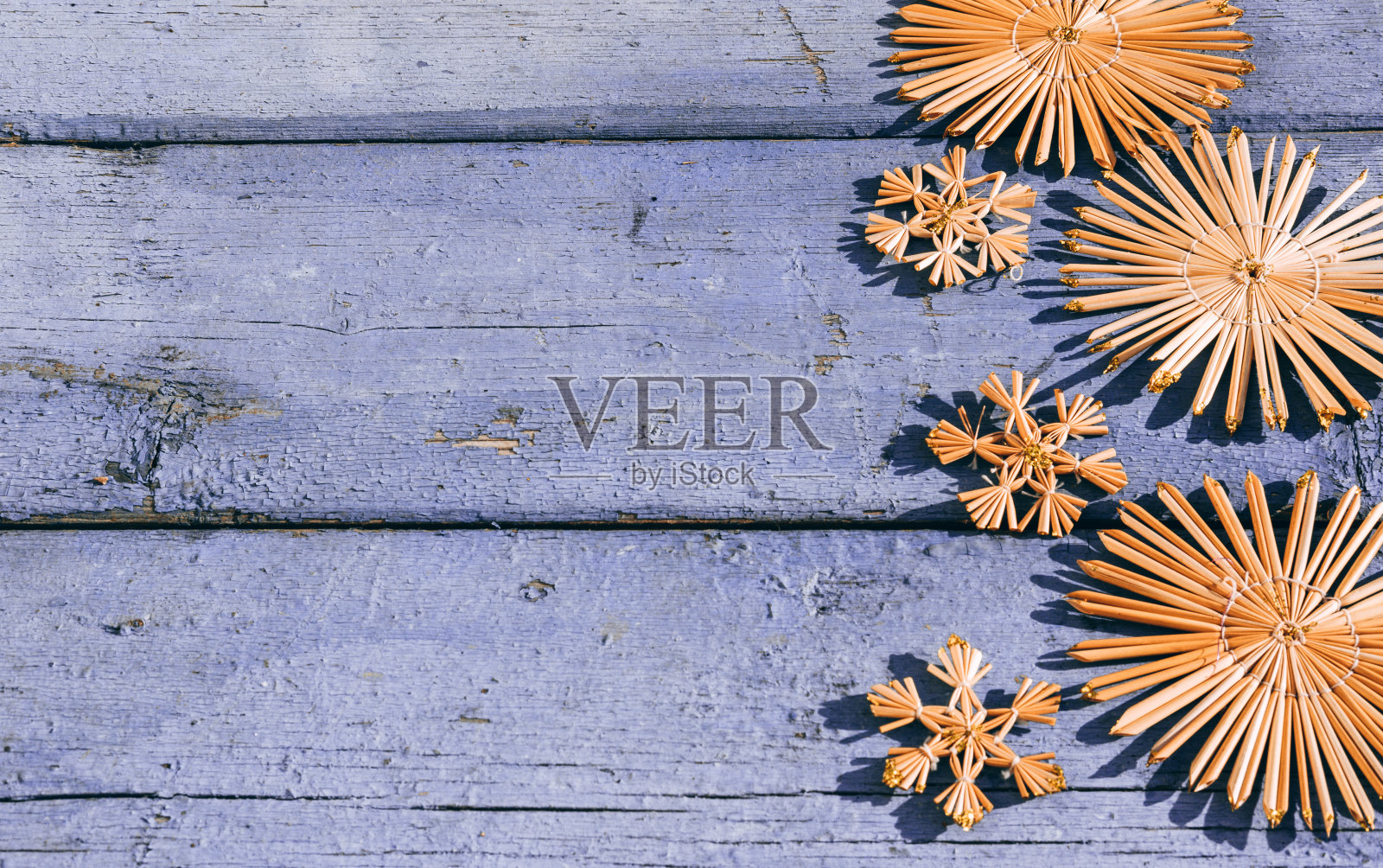 木制圣诞背景，俯视图。放置文字在新年的背景。美丽的丁香圣诞背景与手工制作的稻草圣诞树玩具和雪花。照片摄影图片