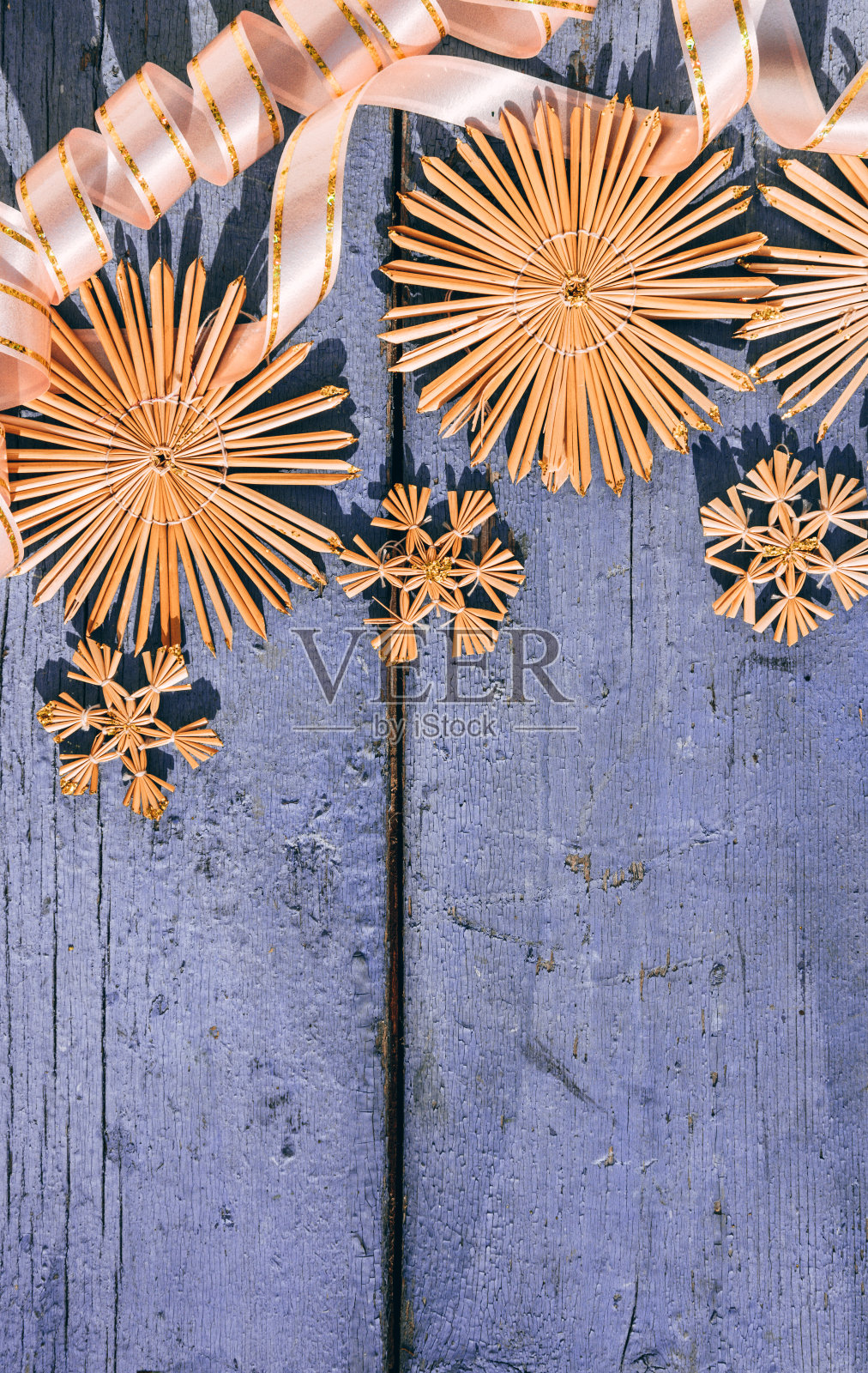 木制圣诞背景，俯视图。在新年的背景文字的地方。美丽的丁香圣诞背景与稻草雪花和粉红色丝带。照片摄影图片