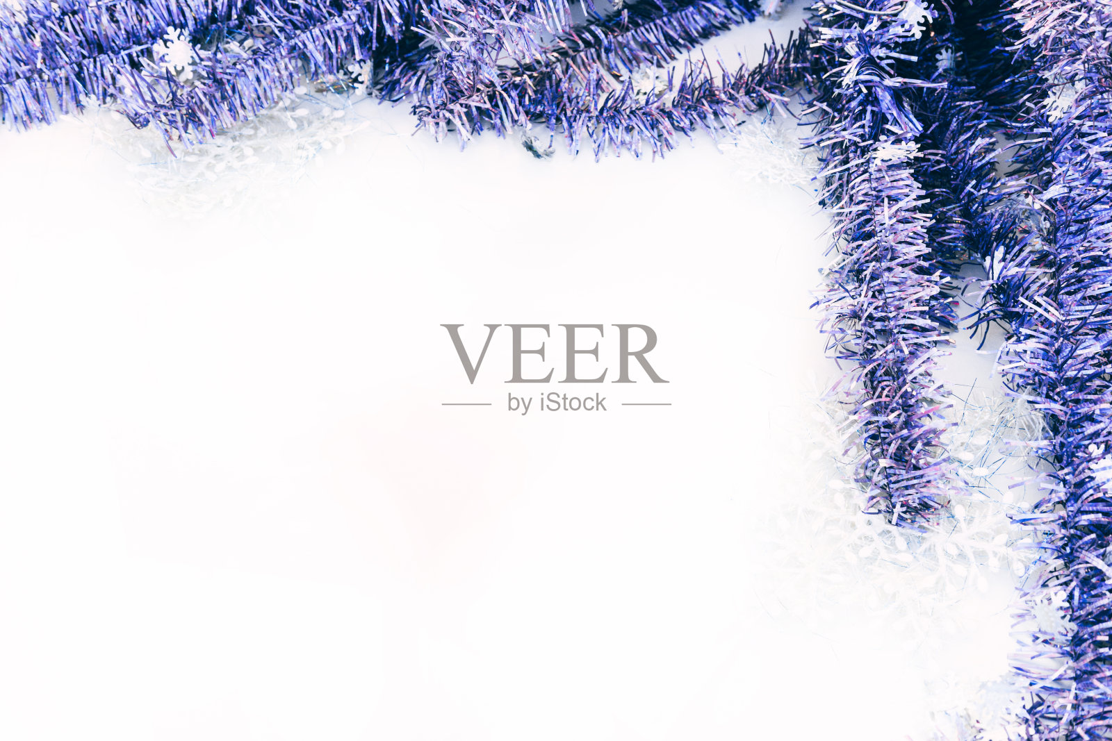 美丽的圣诞背景和许多空白的字母和设计。在纯白的背景上闪耀的紫色圣诞金丝。照片摄影图片