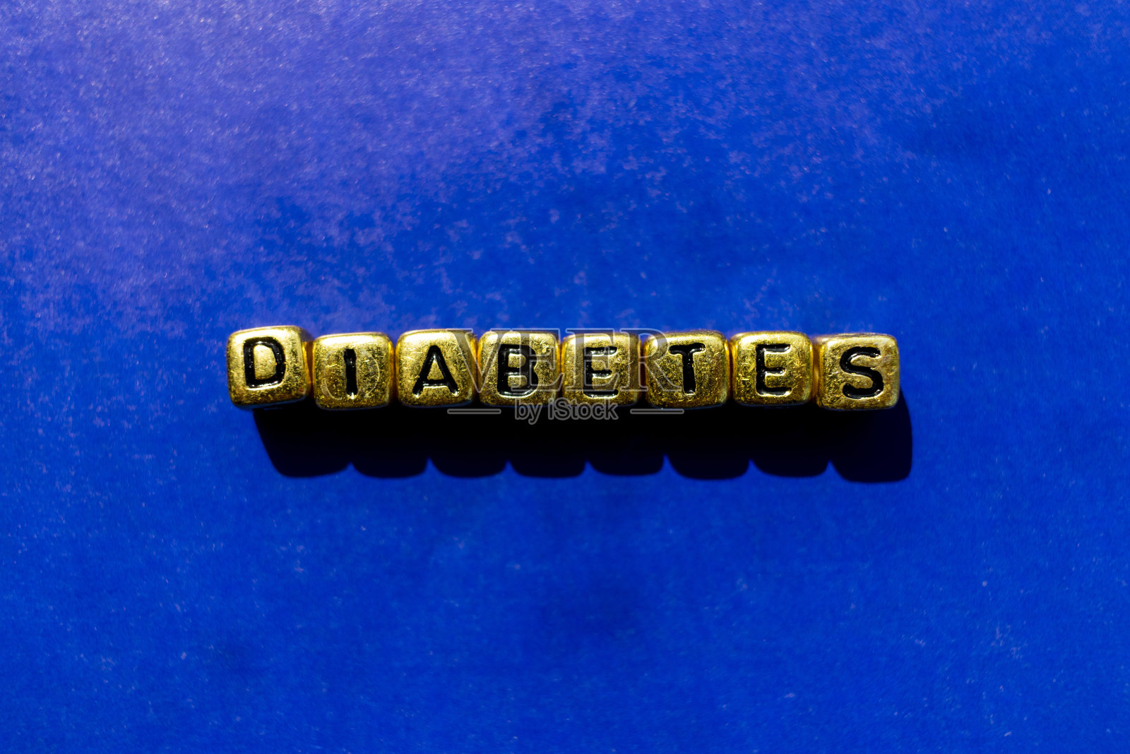 题字糖尿病，近景，蓝色背景，医学概念，糖尿病概念照片摄影图片