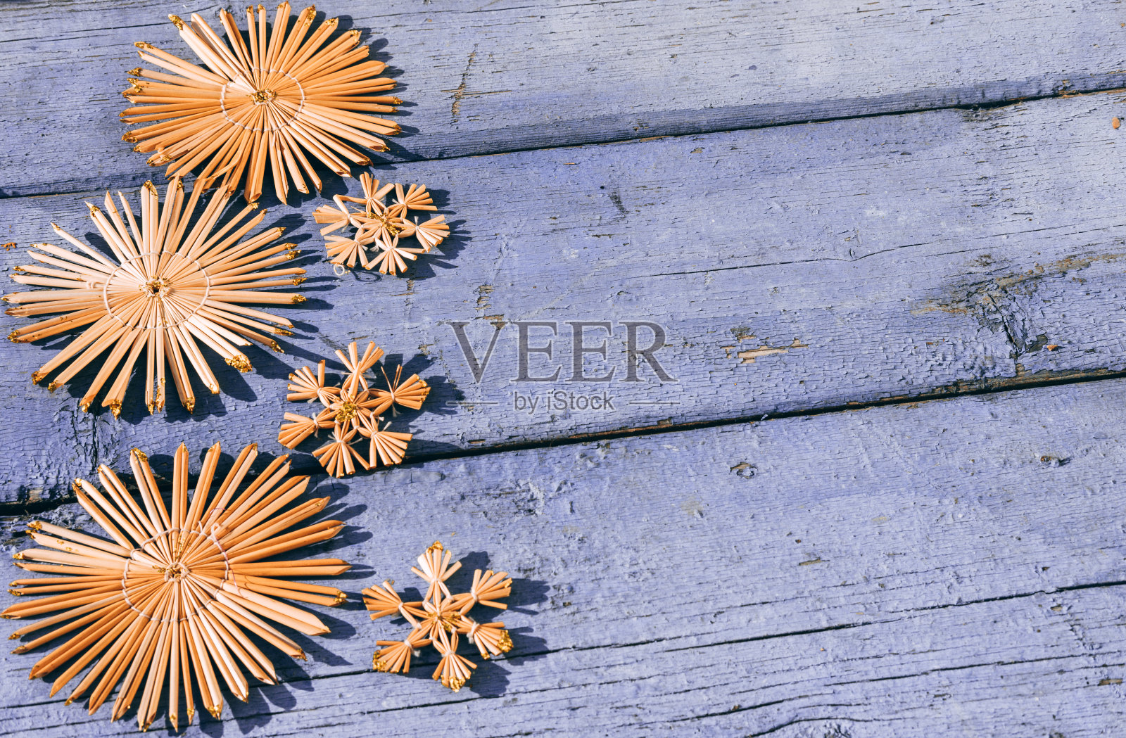 木制圣诞背景，俯视图。放置文字在新年的背景。美丽的丁香圣诞背景与手工制作的稻草圣诞树玩具和雪花。照片摄影图片