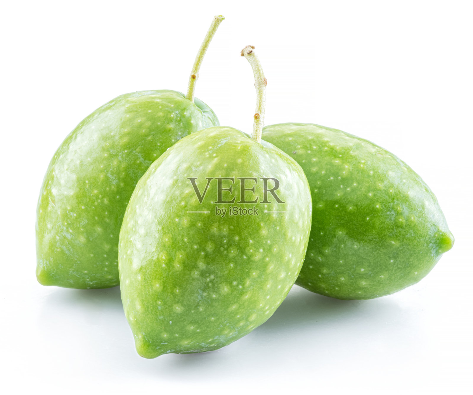 三颗天然绿色橄榄孤立在白色背景上。照片摄影图片