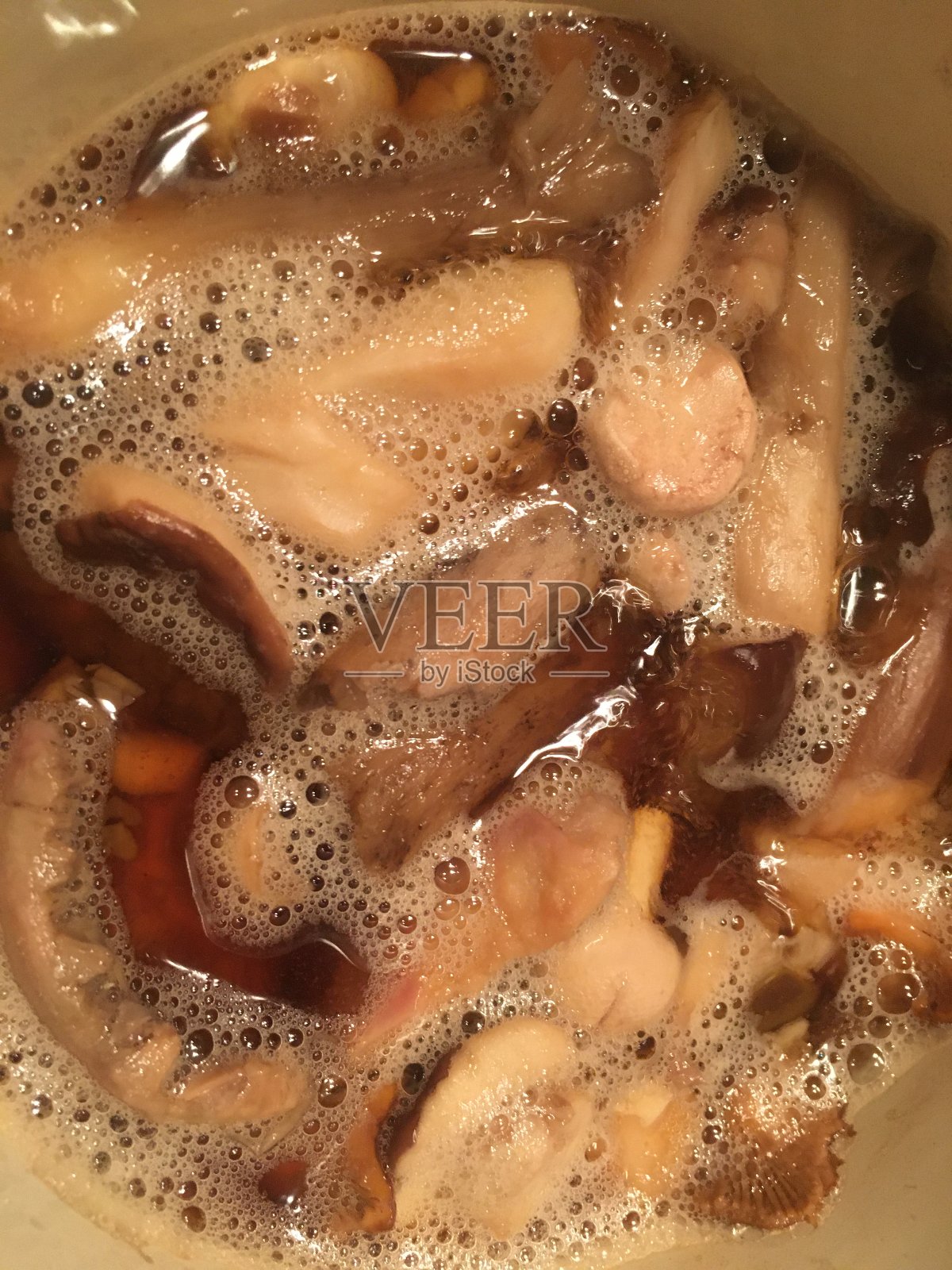 9月，在莫斯科郊区的树林里烹饪野生食用蘑菇。照片摄影图片