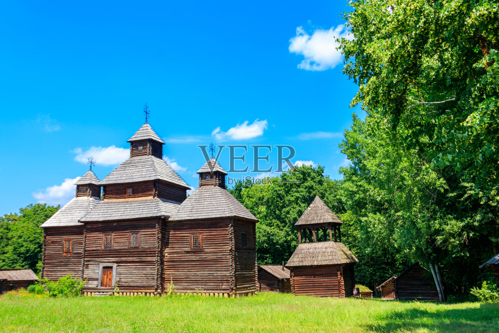 乌克兰基辅附近的Pyrohiv (Pirogovo)村，古老的木制东正教变形教堂照片摄影图片