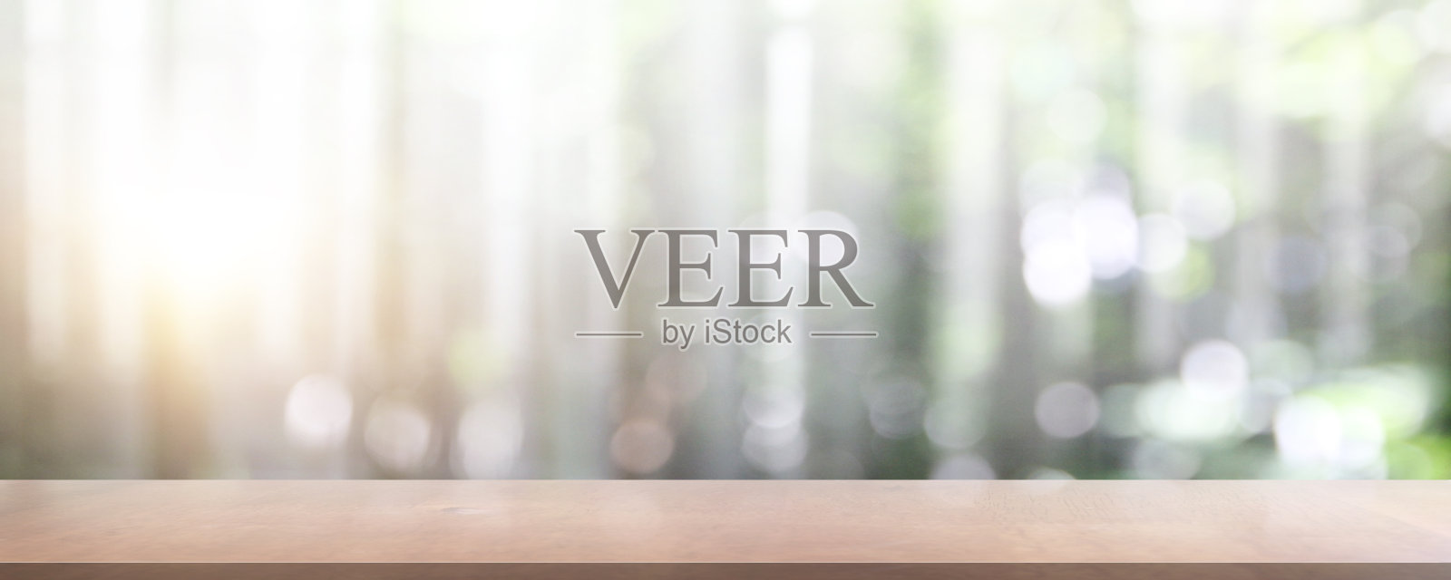 自然背景，木桌子显示在模糊的绿色花园照片摄影图片