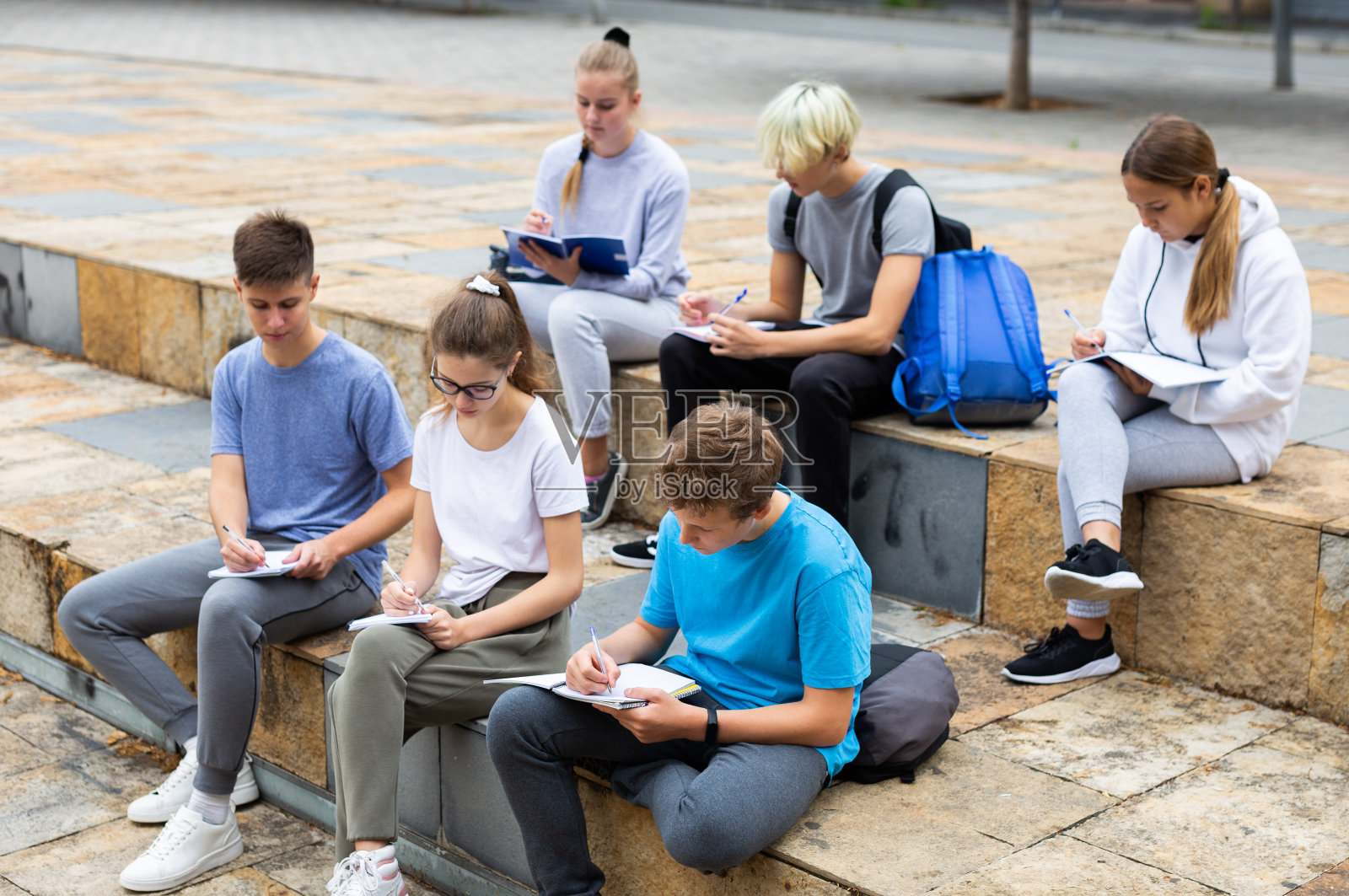 准备校外作业的青少年照片摄影图片