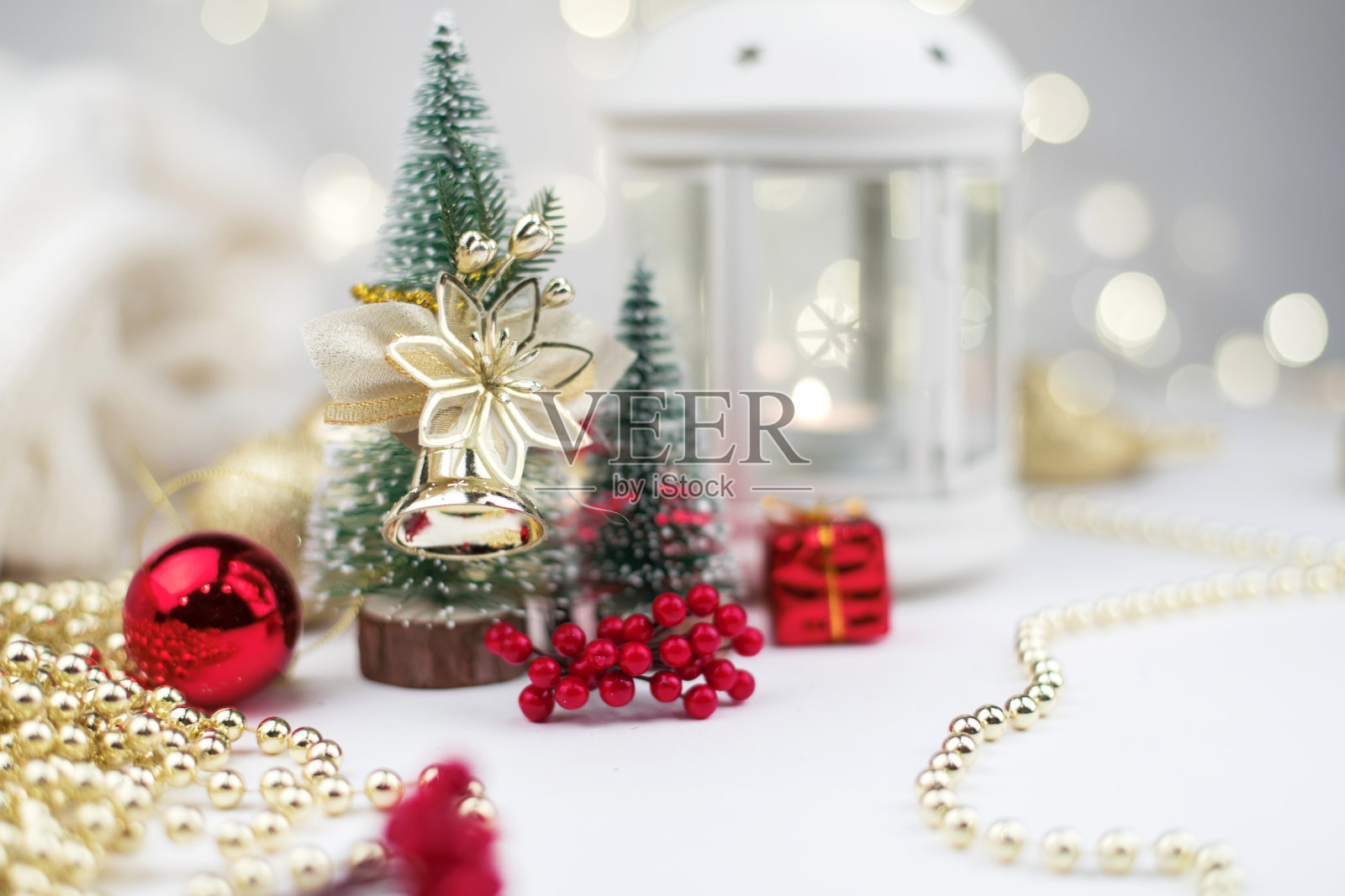 准备新年，装饰圣诞树和礼品盒。以散景为背景的金色圣诞舞会照片摄影图片