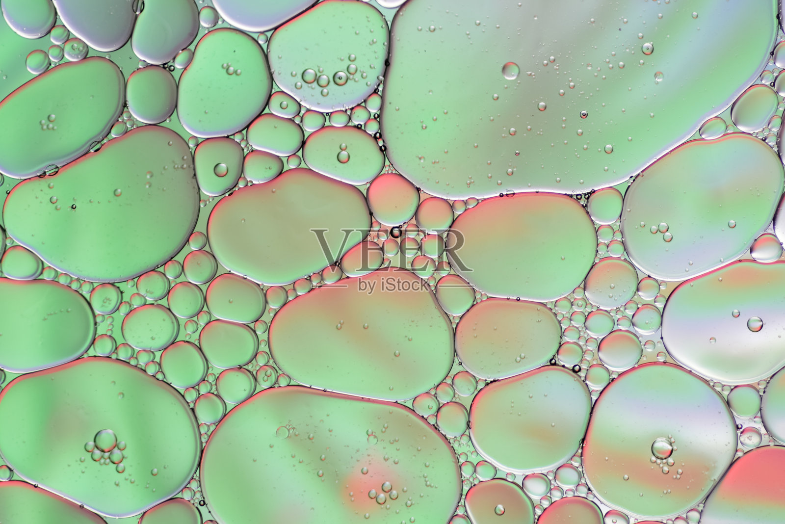 五彩缤纷的艺术油滴浮在水面上。摘要泡沫的背景。照片摄影图片