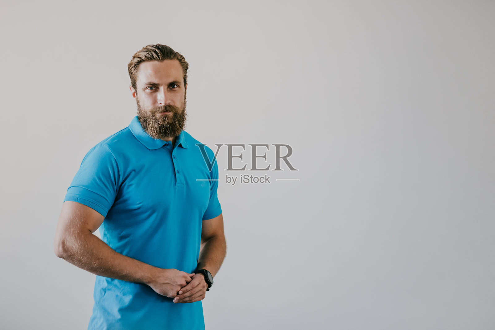 穿蓝衬衫的大胡子照片摄影图片