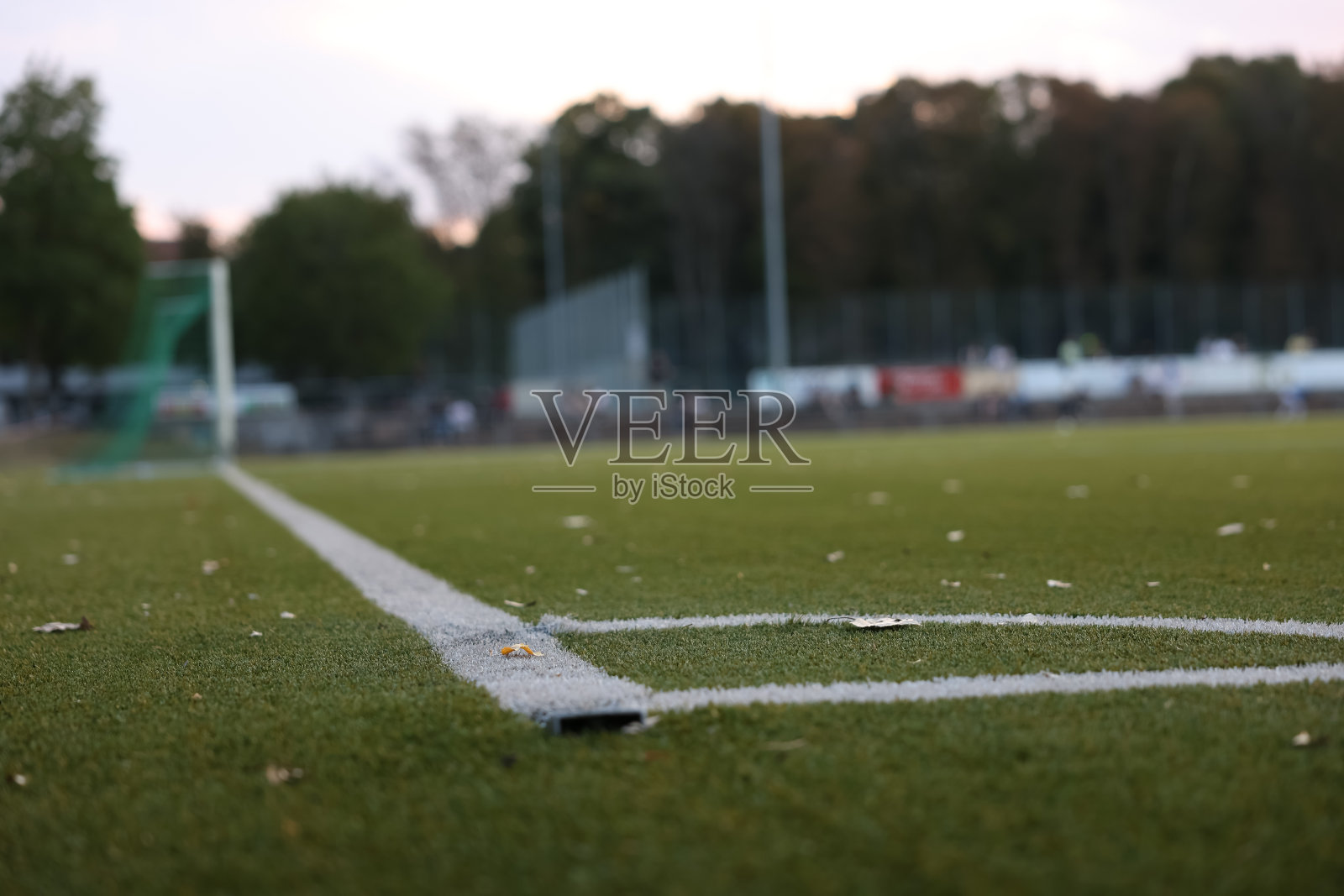 晚上在球场角球得分照片摄影图片