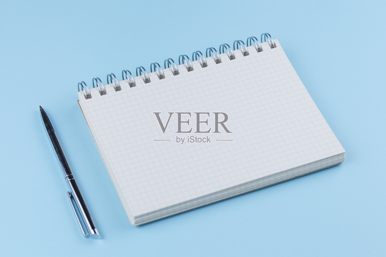 学校的笔记本用钢笔放在一个蓝色的桌子上俯视照片摄影图片