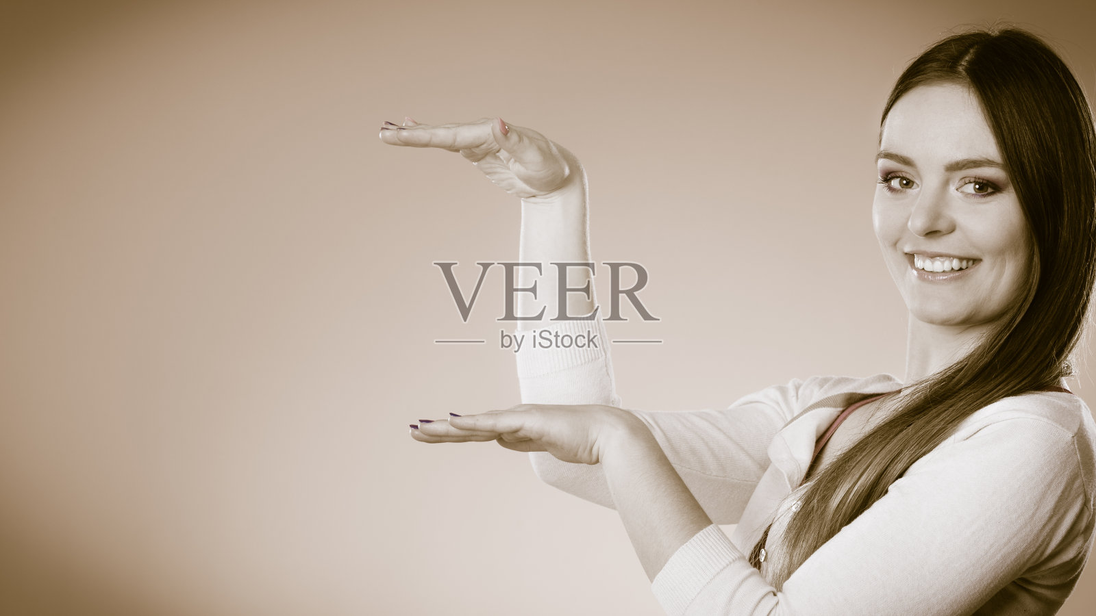 微笑的女人张开手掌空空的手照片摄影图片