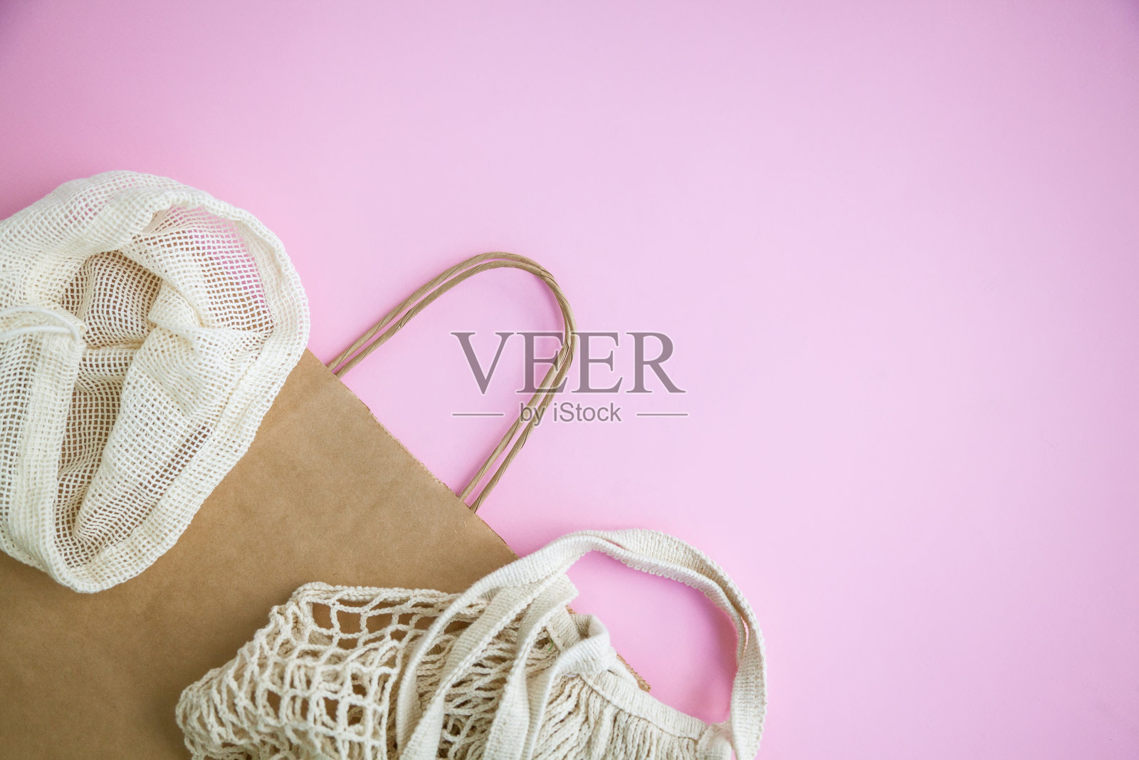 粉红色背景的纺织和纸环保袋照片摄影图片
