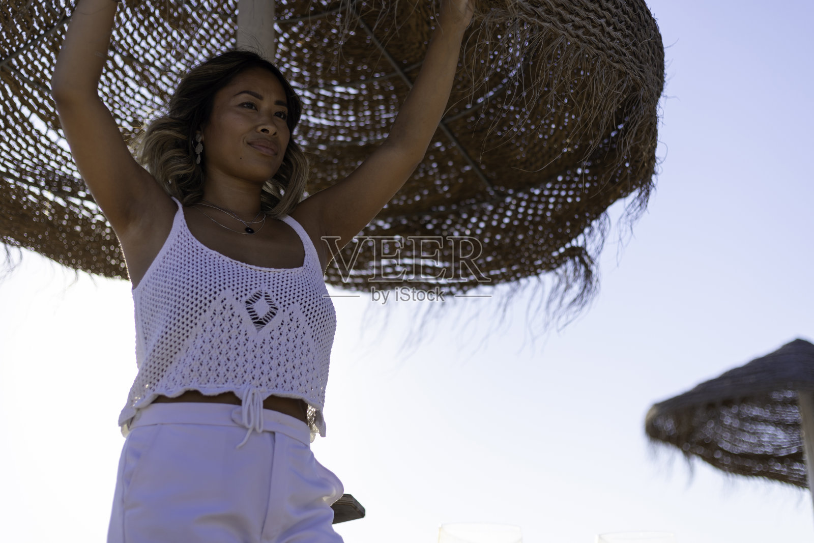 一个美丽的亚洲女人度假的正面肖像照片摄影图片