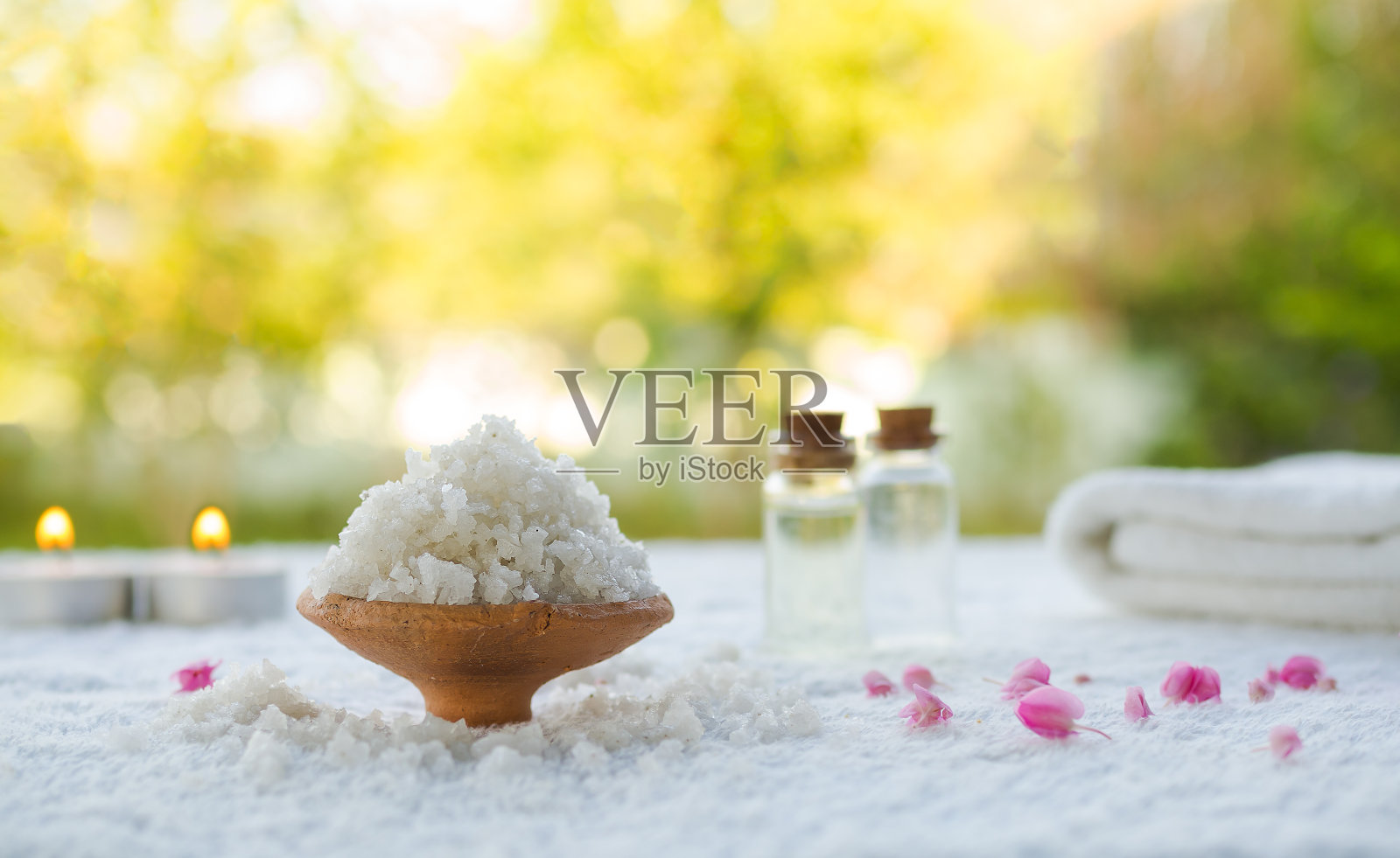 海盐温泉与模糊的油和毛巾图像模糊的背景豪华酒店或专业按摩。香薰水疗集概念。照片摄影图片