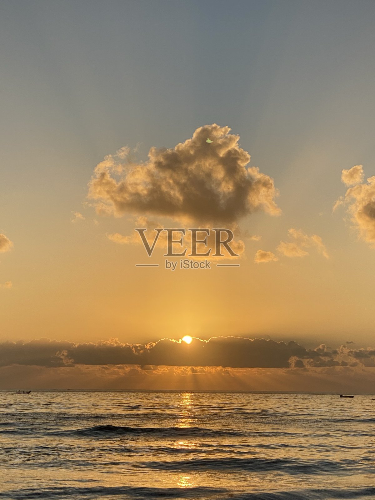 日出在云照片摄影图片