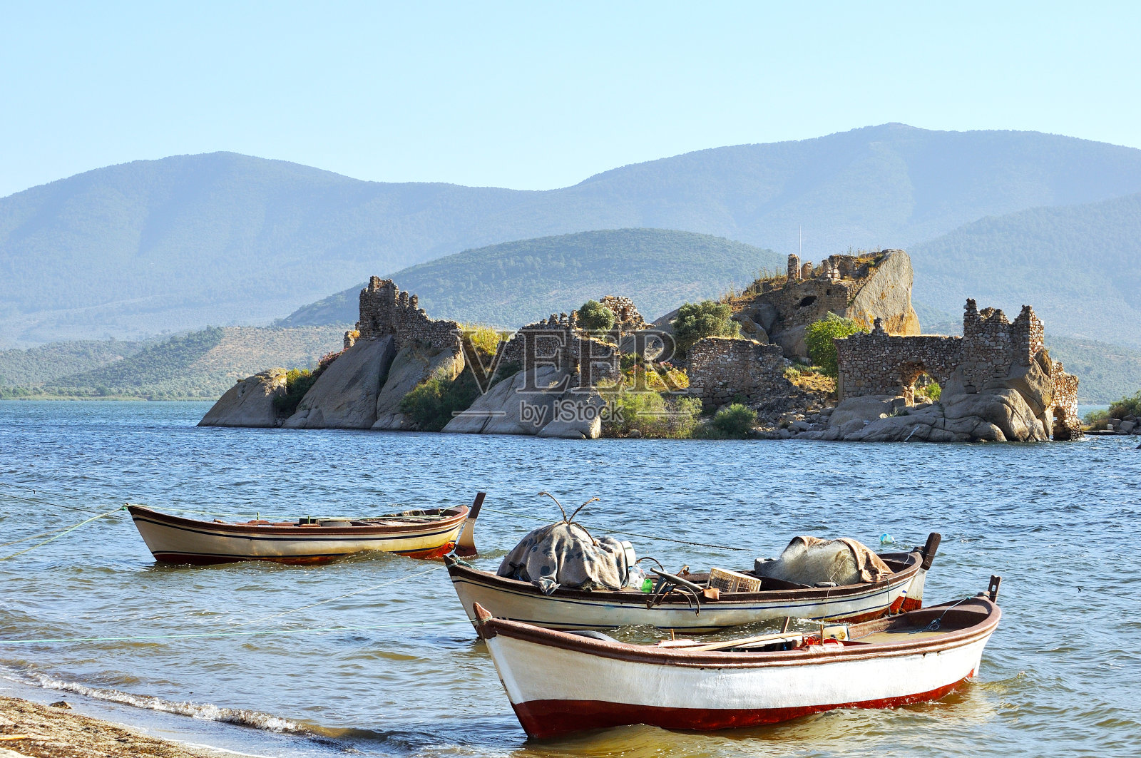 巴发湖景观和城堡岛，索克，艾丁，土耳其照片摄影图片