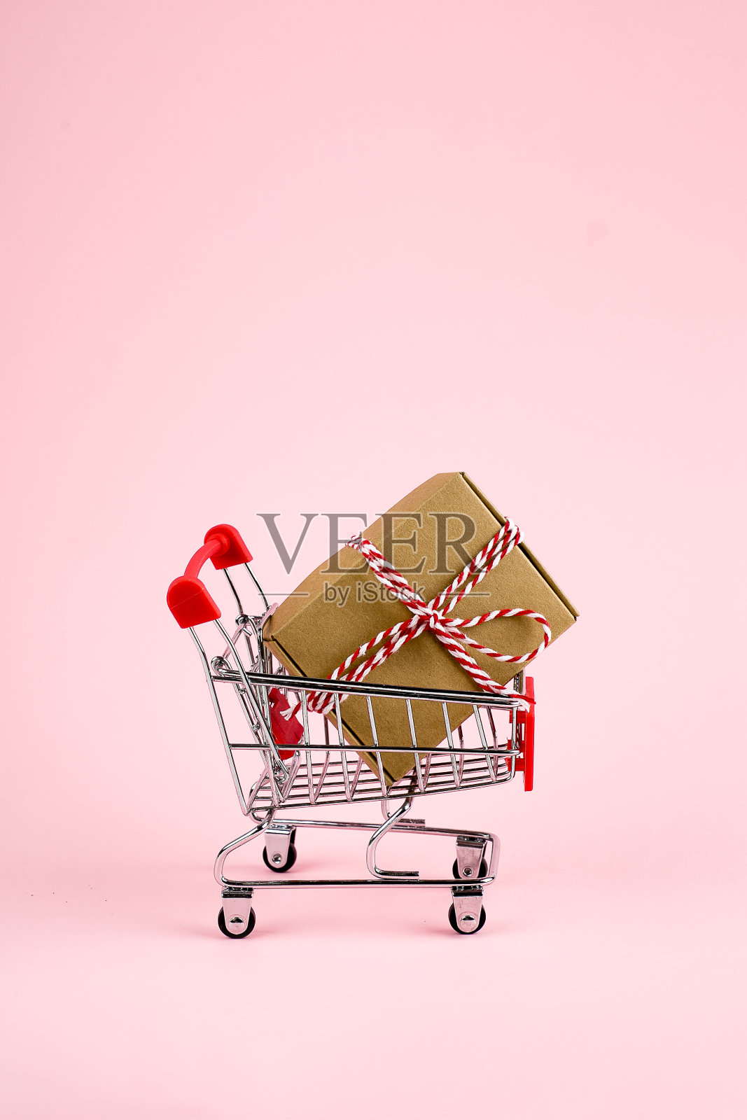 购物车与工艺礼品礼盒。圣诞购物大减价，黑色星期五大减价的概念照片摄影图片