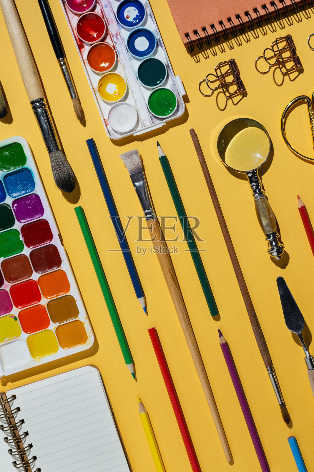 平铺水彩，笔刷，笔记本和其他文具和艺术用品的黄色照片摄影图片