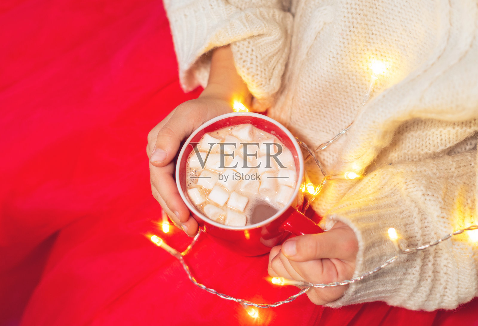 一杯可可和棉花糖。新年的气氛照片摄影图片