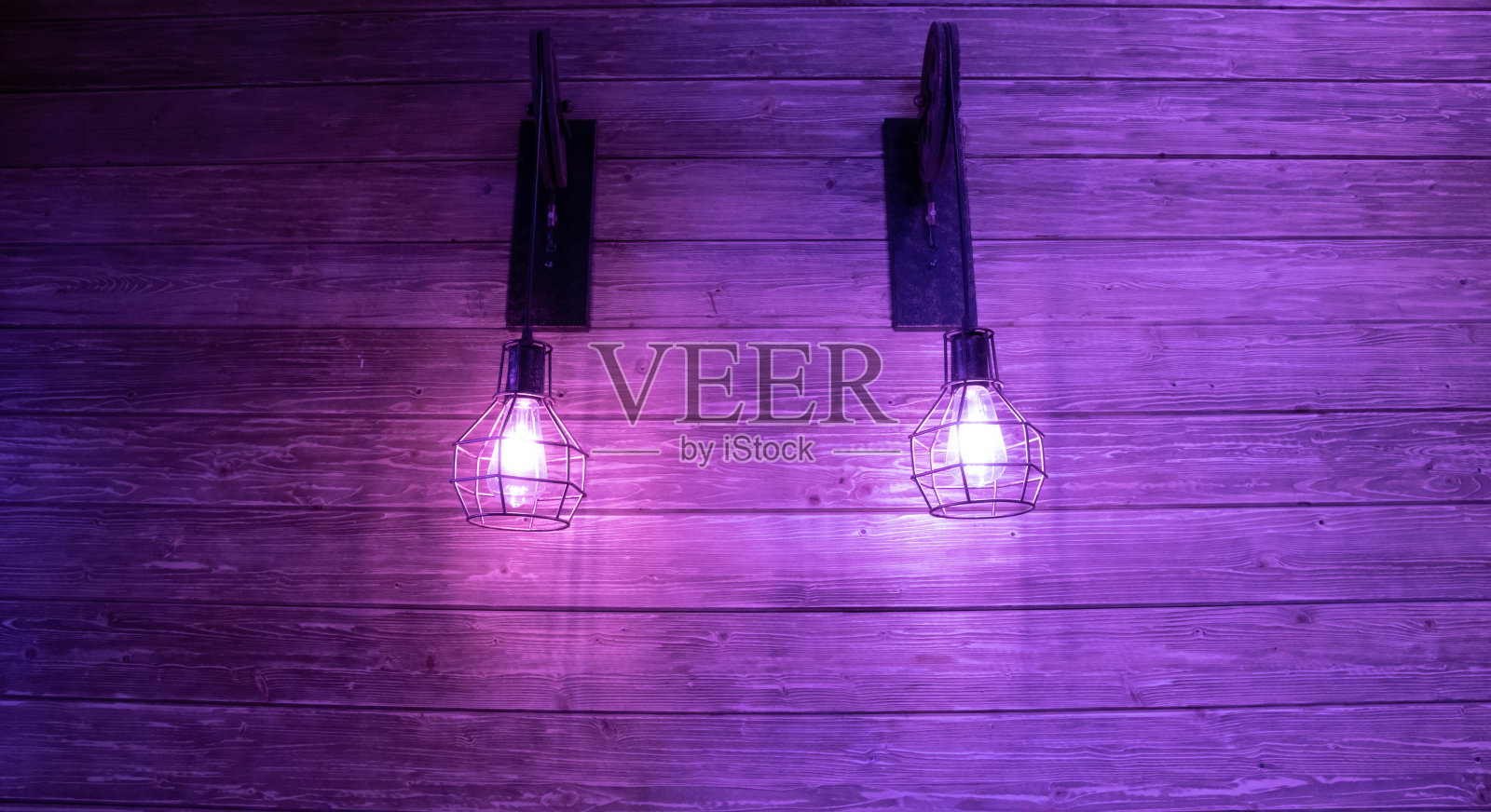 淡紫色木墙上挂着两盏古色古香的灯照片摄影图片