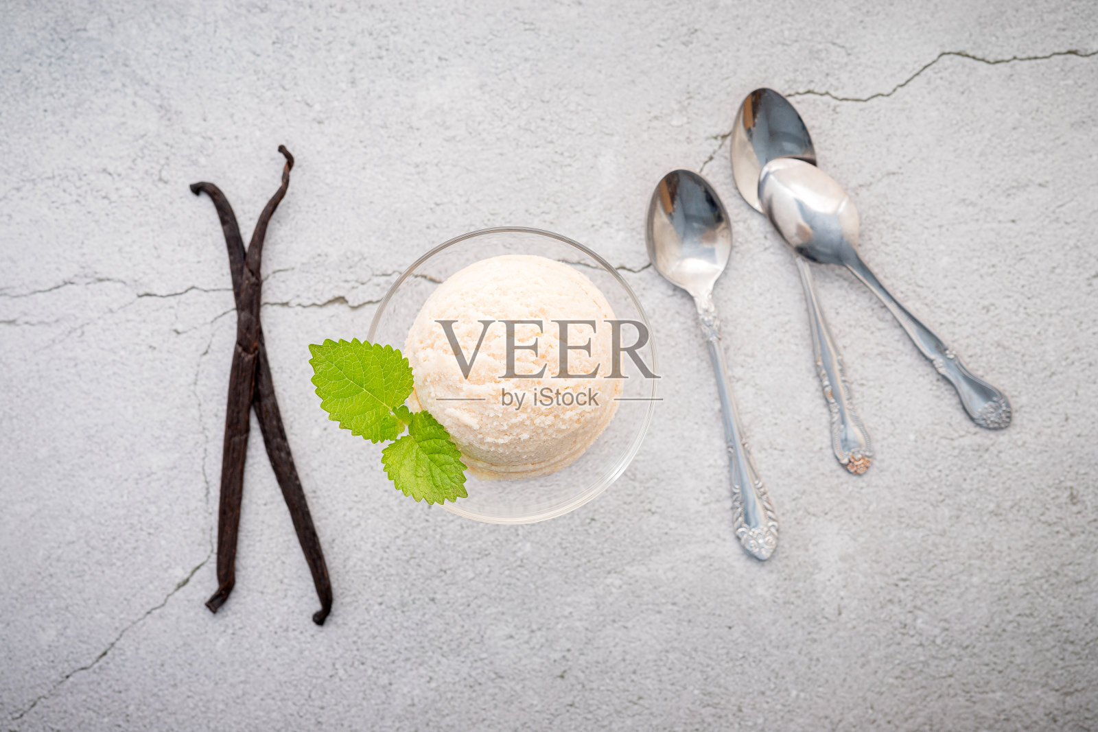 椰味冰淇淋，一半椰味，白石背景。夏季和甜蜜的菜单概念。照片摄影图片