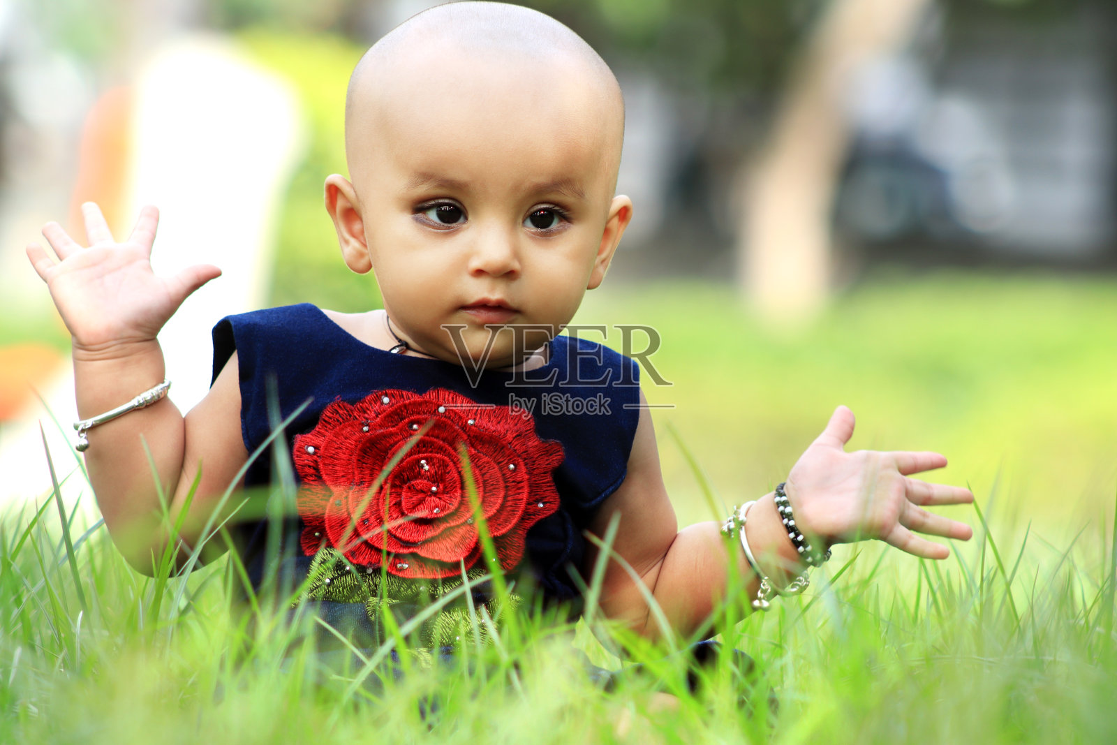 小女孩在绿色的草地上玩耍照片摄影图片