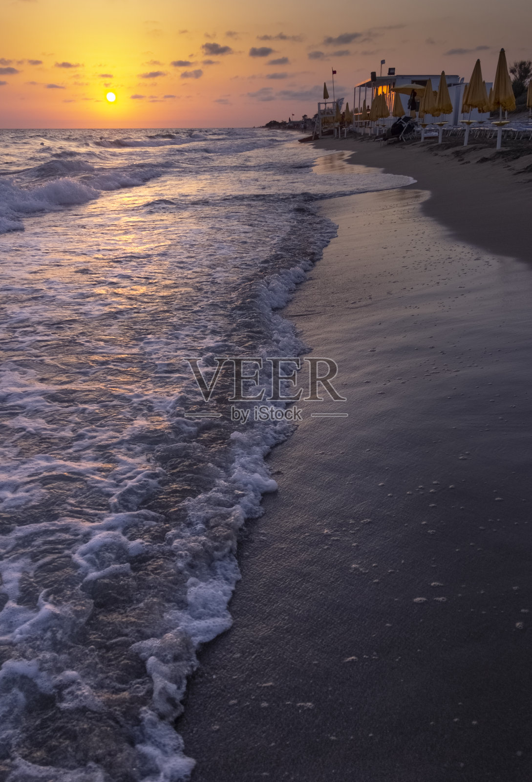 夏季:海滩日落。托雷莫扎海滩(Torre Mozza Beach)是意大利阿普利亚(Apulia)萨伦托南部地区最长、最具吸引力的海滩之一。照片摄影图片