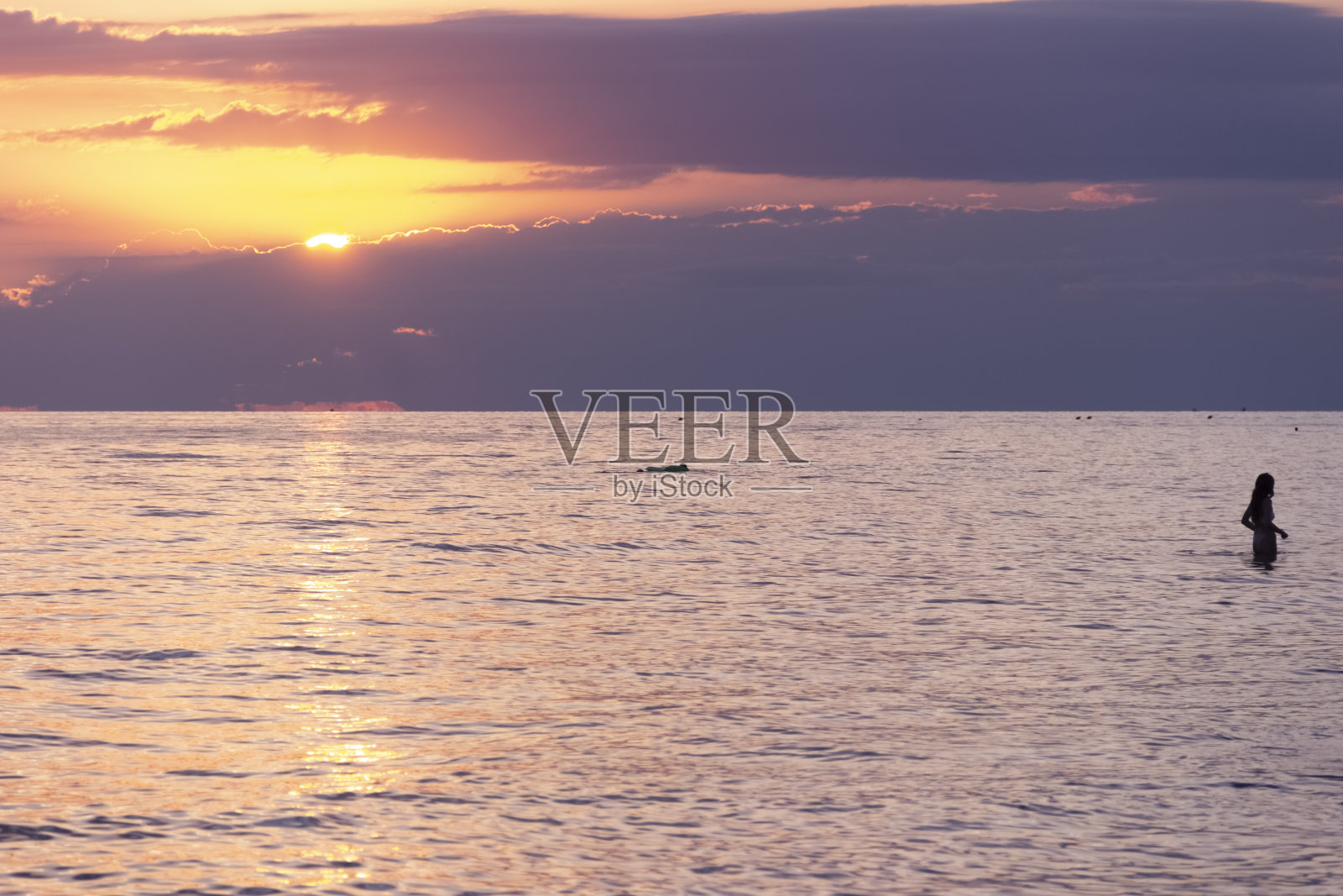 夏季:海滩日落。托雷莫扎海滩(Torre Mozza Beach)是意大利阿普利亚(Apulia)萨伦托南部地区最长、最具吸引力的海滩之一。照片摄影图片